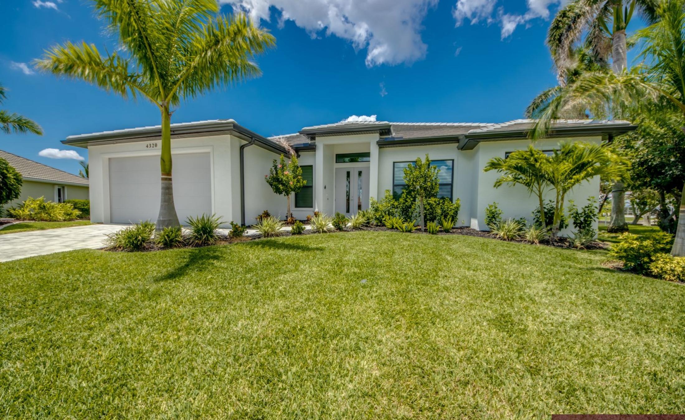 Privates Bootsdock mit Bootslift am Wasser.