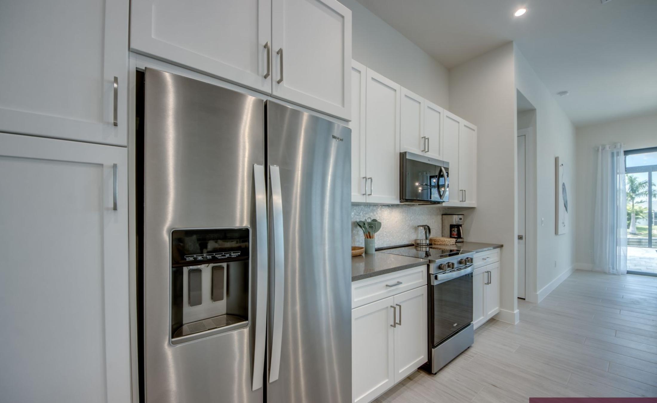 Pooldeck mit beheiztem Pool und Spa am Wasser, privates Dock mit Bootslift.