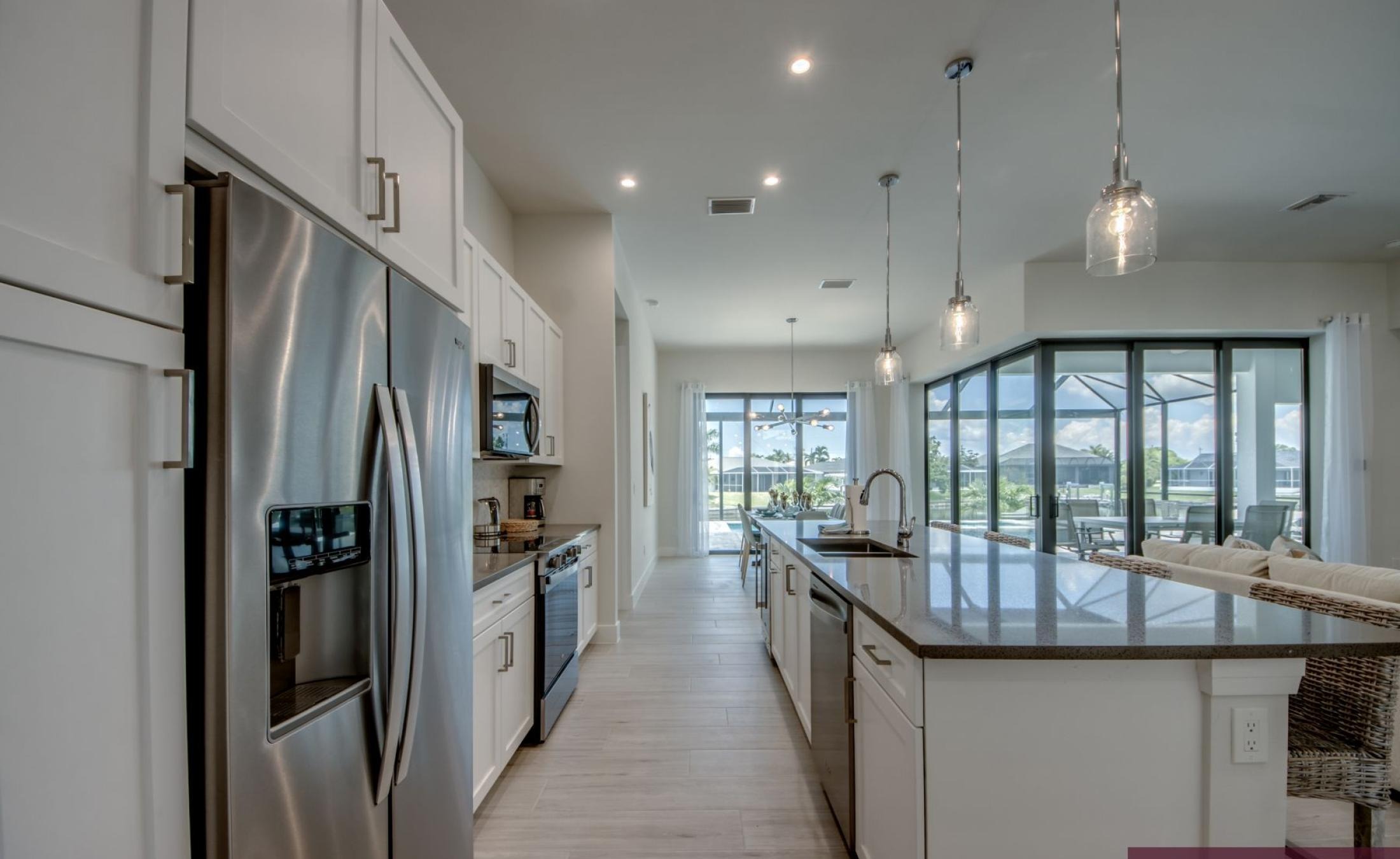 Pooldeck am Wasser mit privatem Bootsdock und Bootslift bei Sonnenuntergang.