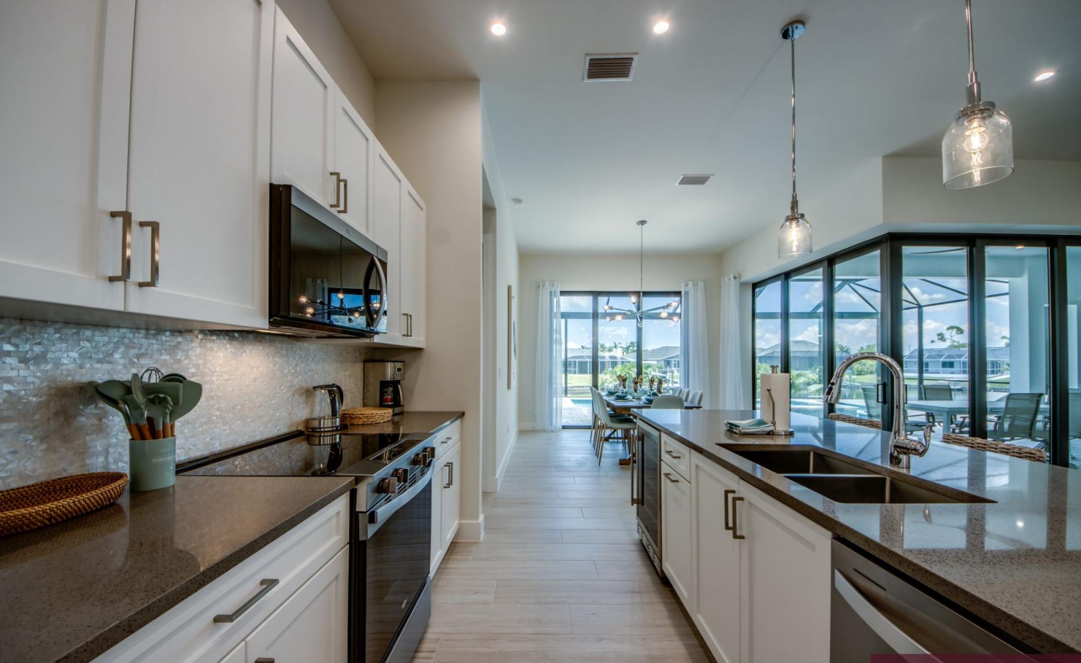 Beheizter Pool und Spa auf der Terrasse mit Blick auf den Kanal und privatem Bootsdock.