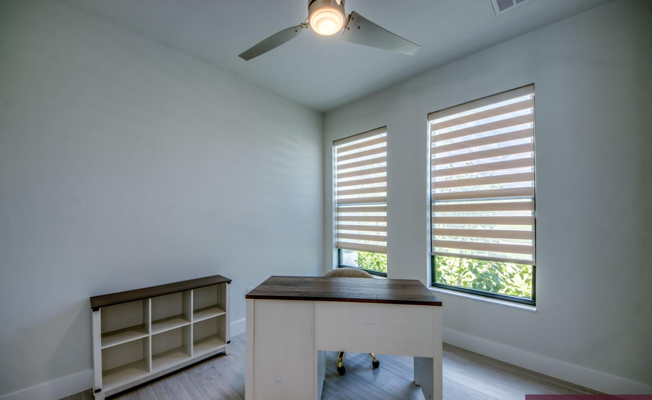 Pooldeck am Wasser mit beheiztem Pool, Spa und privatem Bootsdock mit Lift.