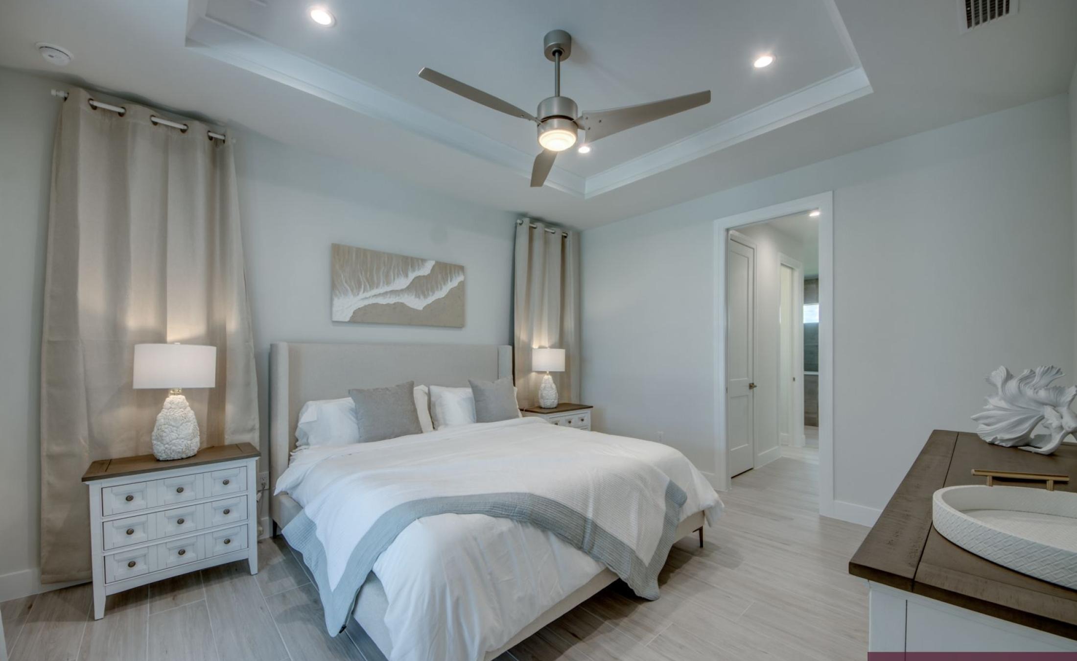 Pooldeck mit beheiztem Pool und Spa am Wasser mit privatem Bootsdock.