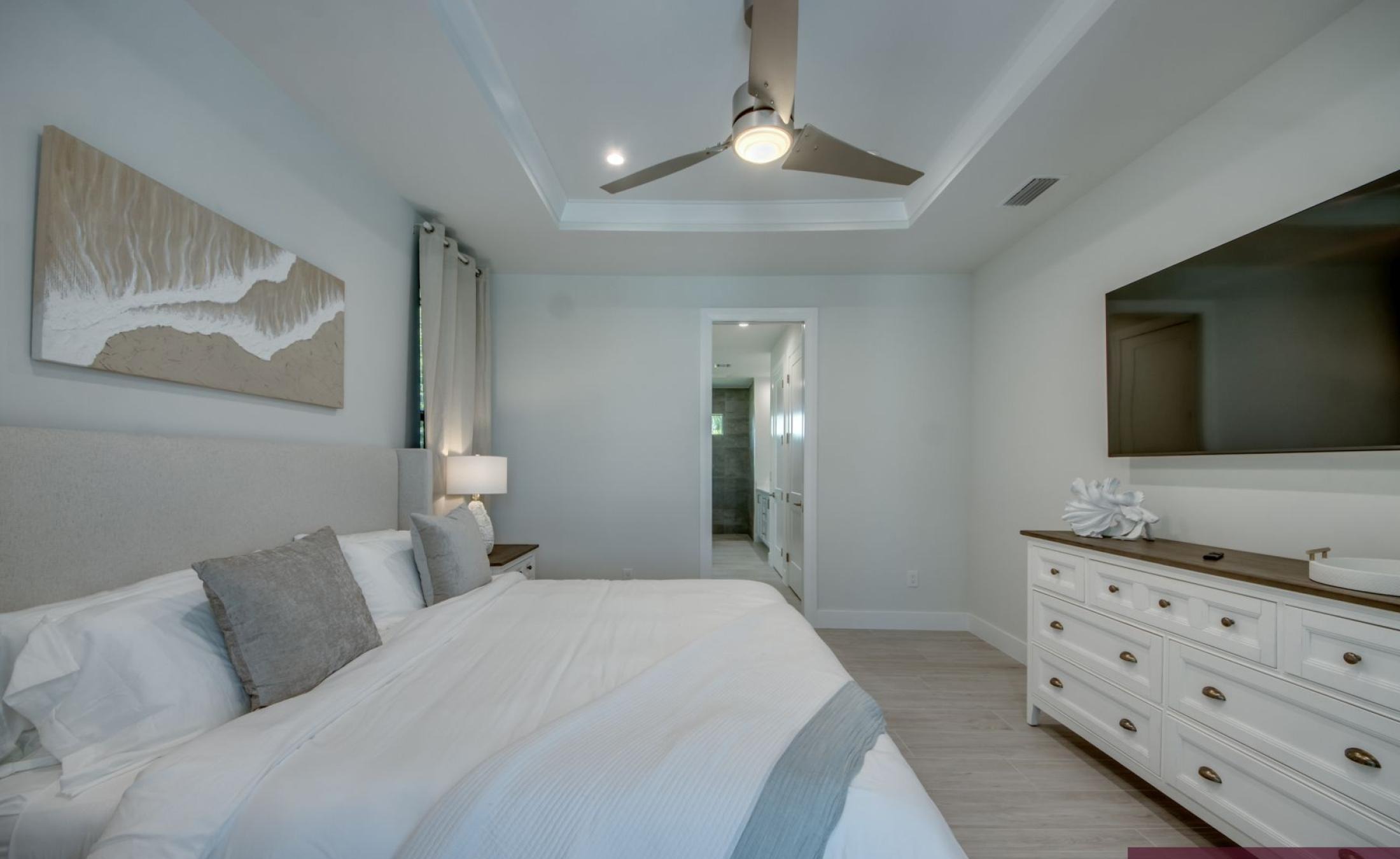 Pooldeck mit beheiztem Pool und Spa am Wasser, mit privatem Bootsdock.