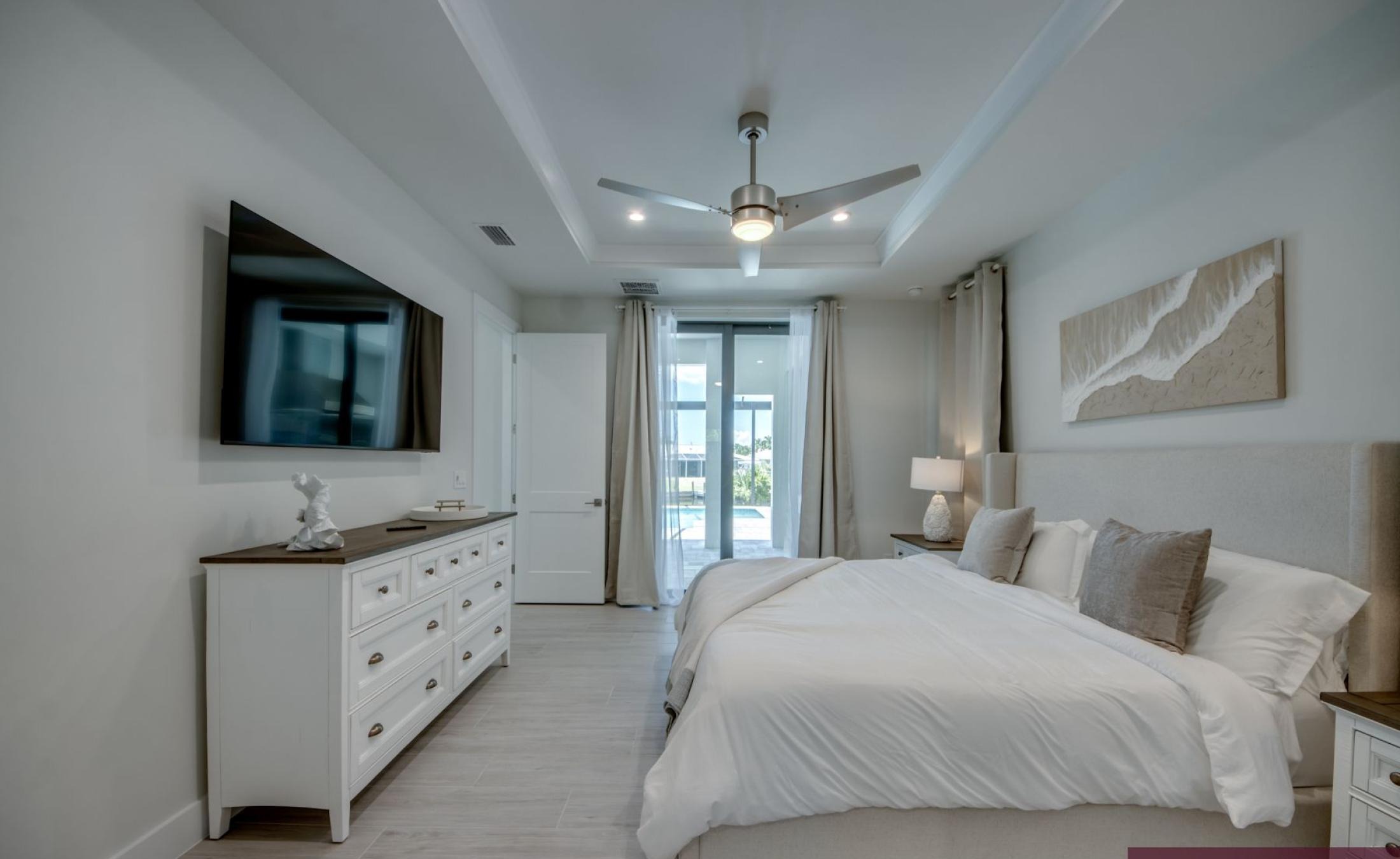 Pooldeck am Wasser mit privatem Bootsdock und Bootslift bei Sonnenuntergang.