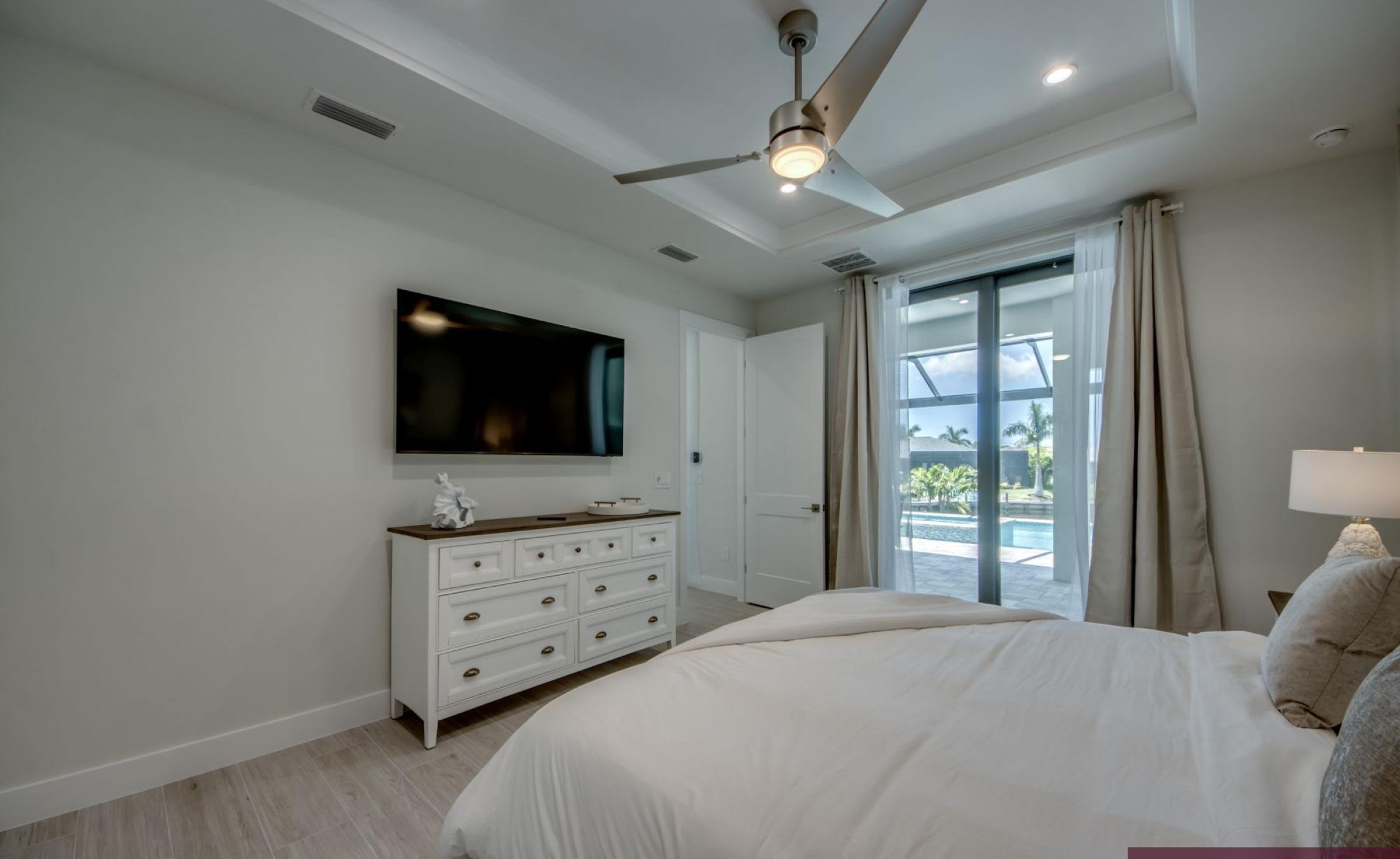 Privates Bootsdock mit Bootslift am Kanal (Gulf Access).