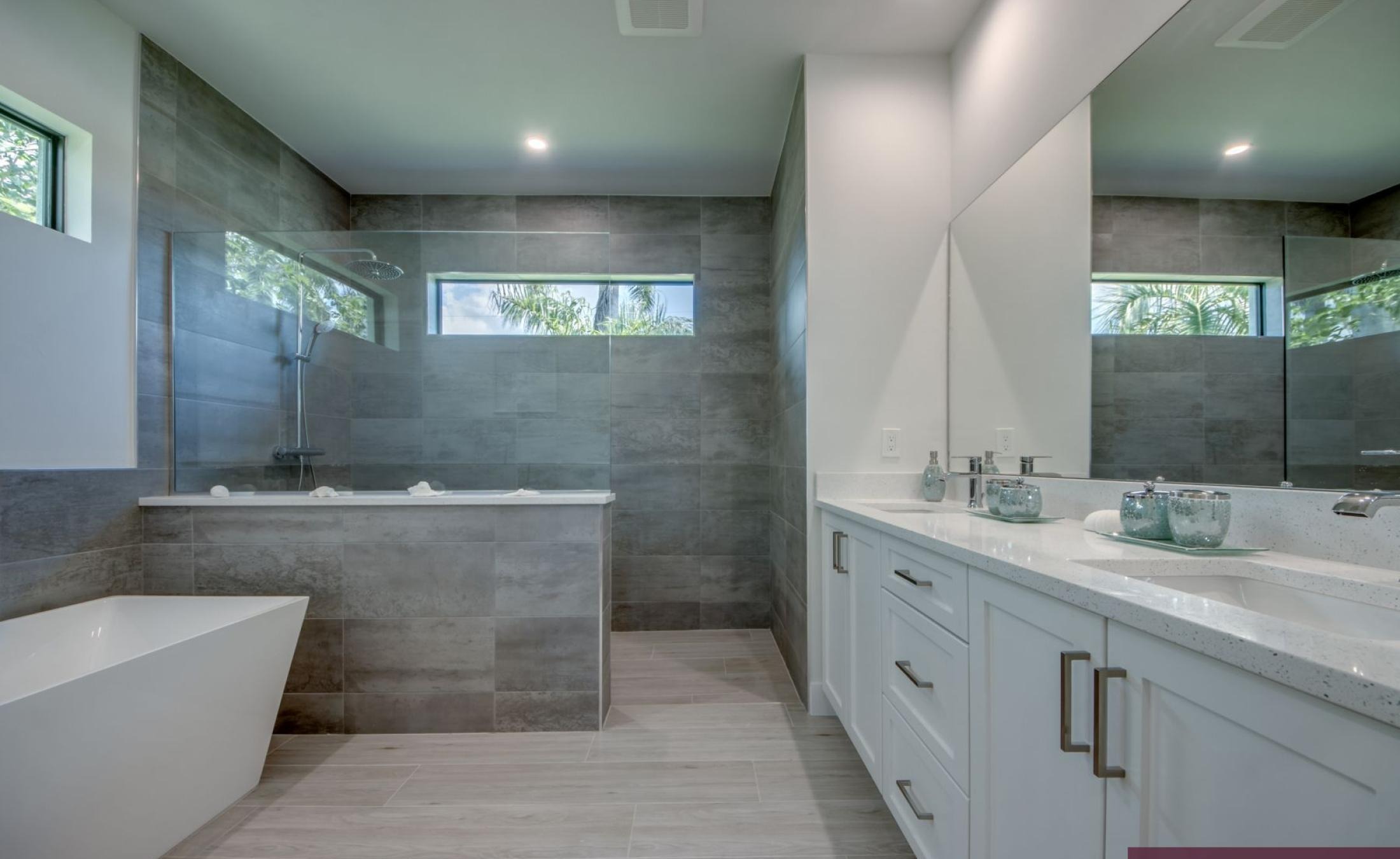 Pooldeck mit beheiztem Pool und Spa am Wasser, privates Bootsdock mit Lift.