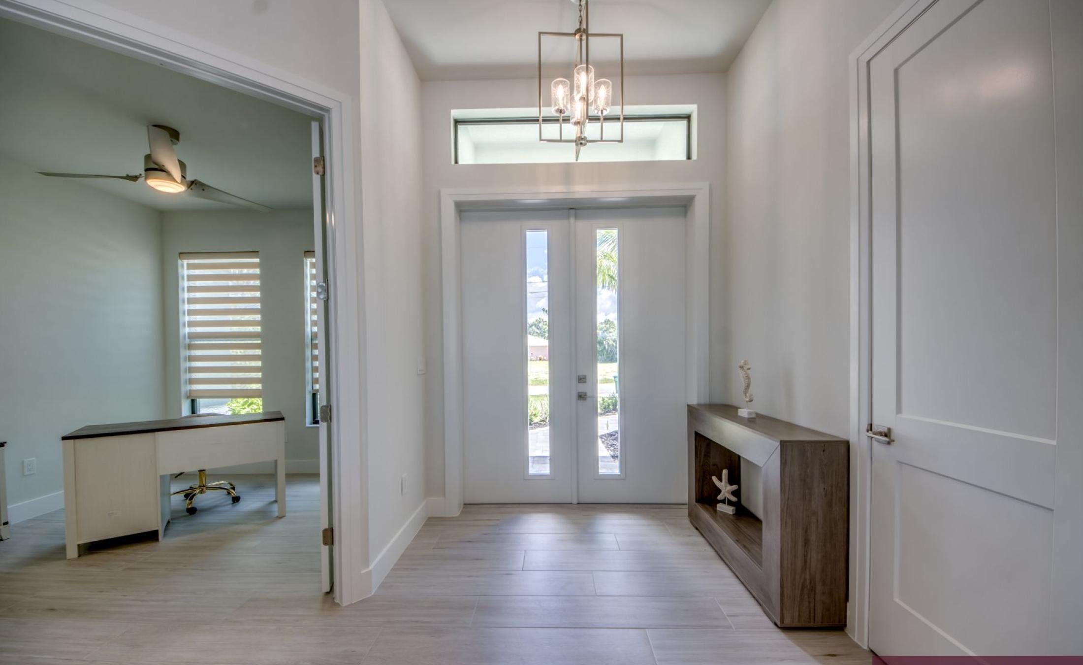 Privates Bootsdock mit Bootslift am Kanal, Blick aufs Wasser.