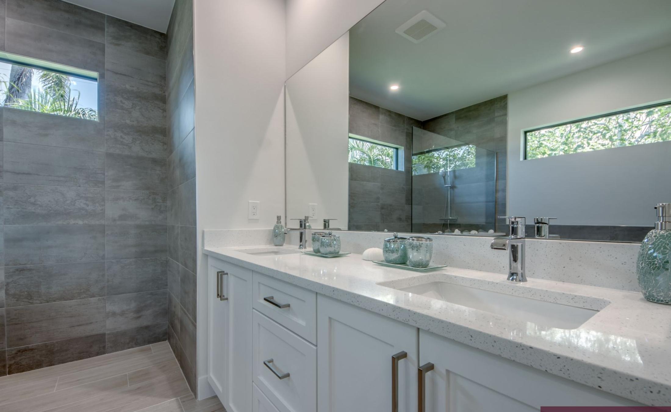 Privates Bootsdock mit Bootslift am Kanal bei Sonnenuntergang.