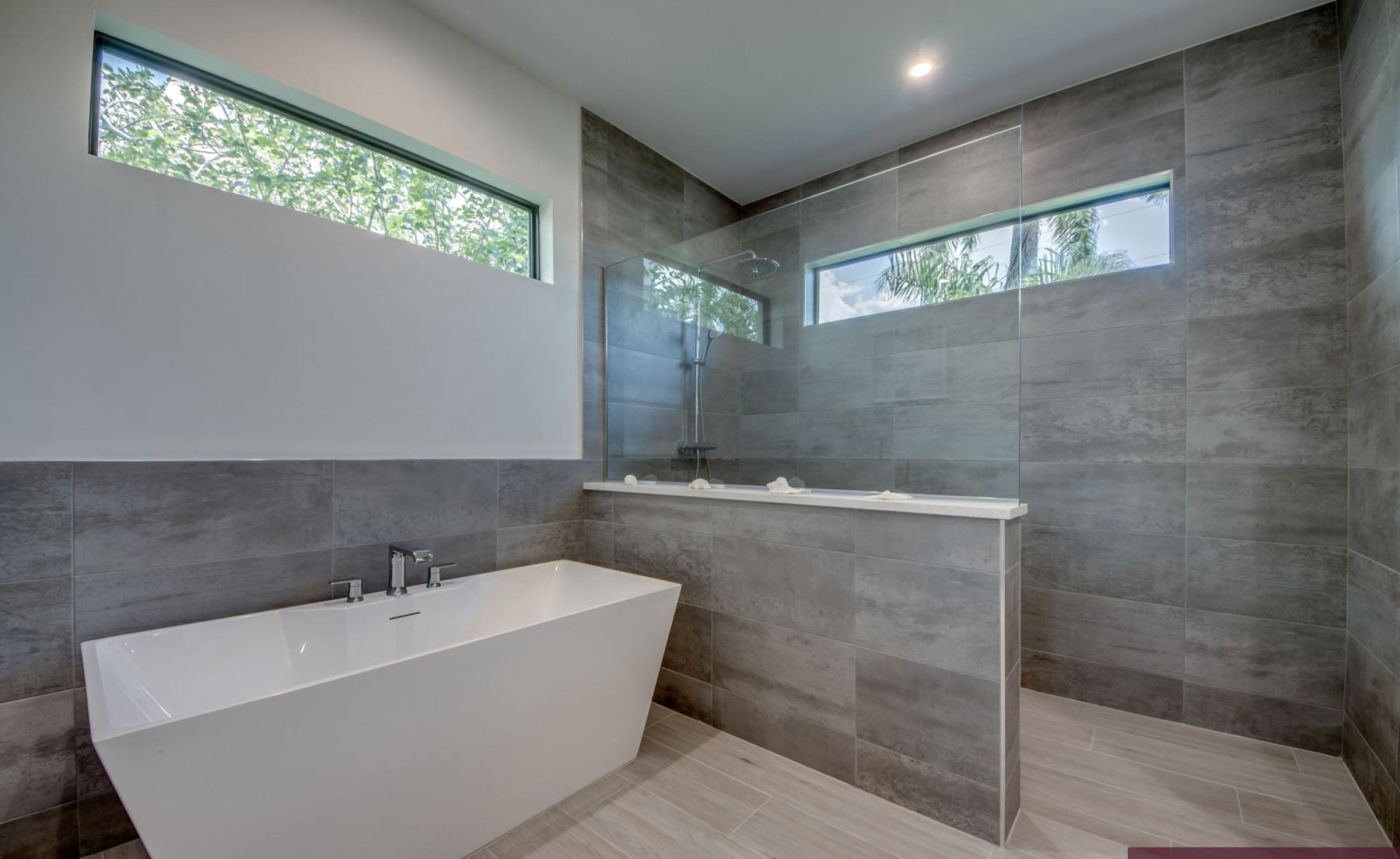 Pooldeck mit beheiztem Pool und Spa am Wasser, privates Dock mit Bootslift.