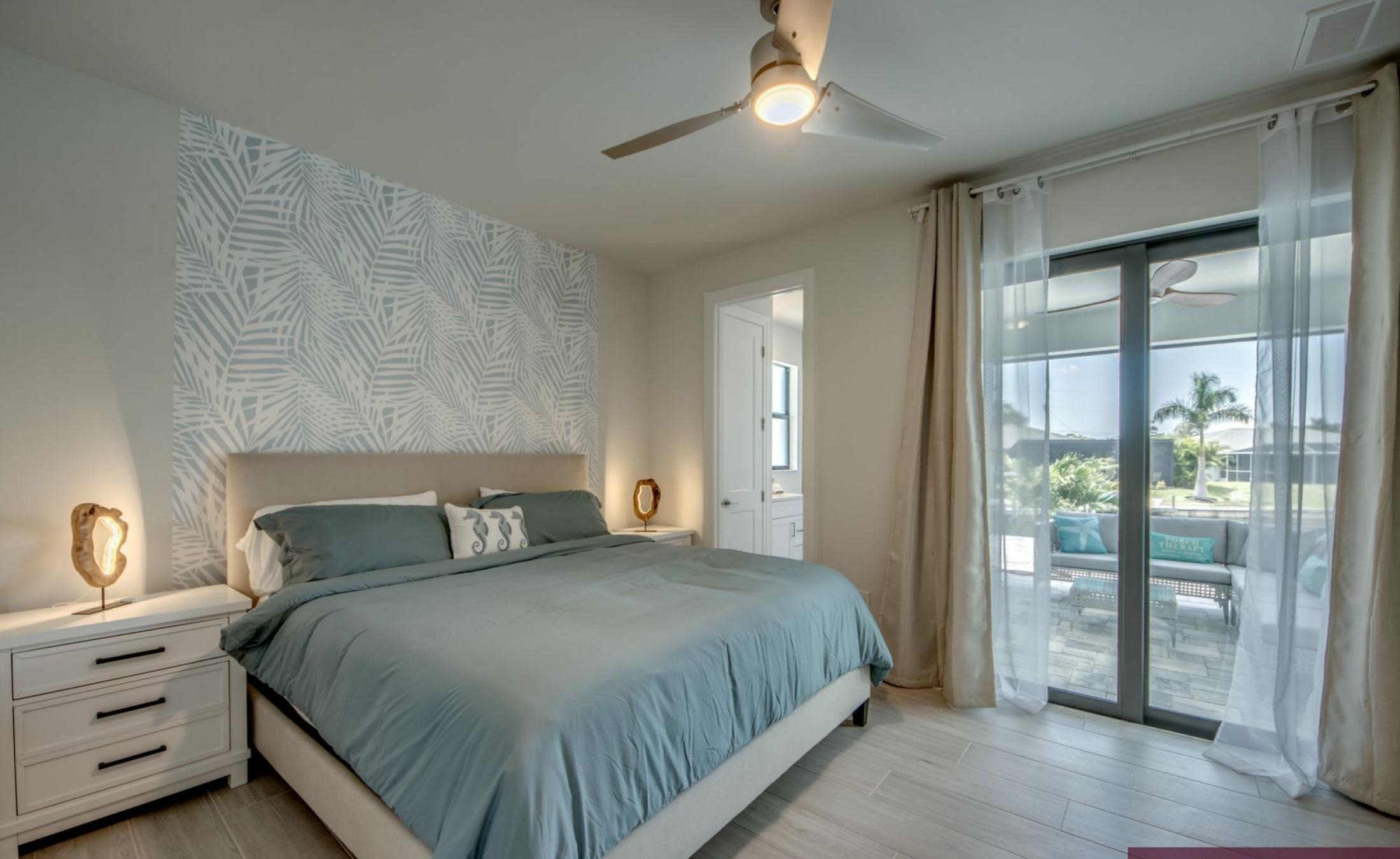 Privates Bootsdock mit Bootslift am Kanal bei Sonnenuntergang.