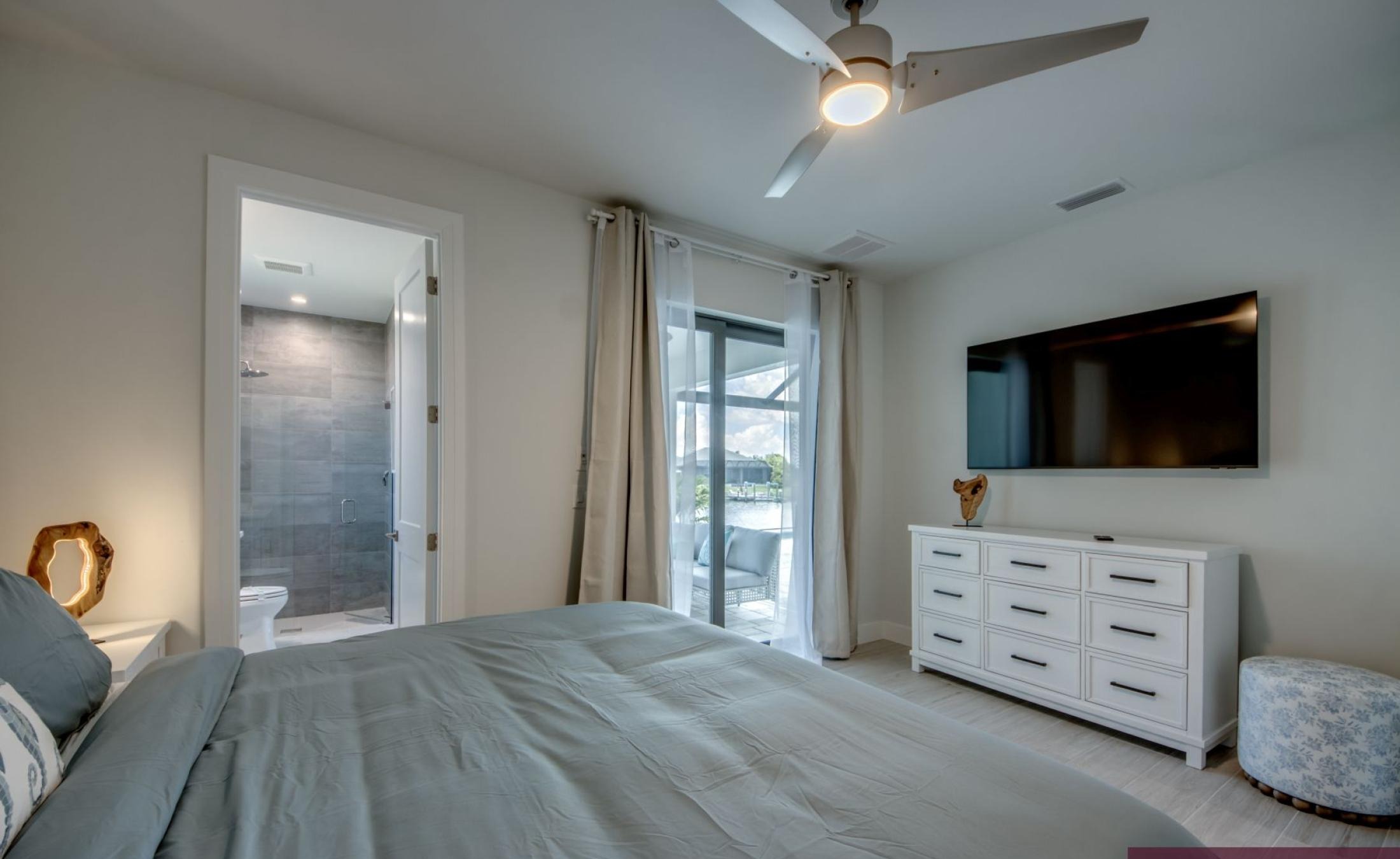 Pooldeck mit beheiztem Pool und Spa am Wasser, mit privatem Dock und Bootslift.