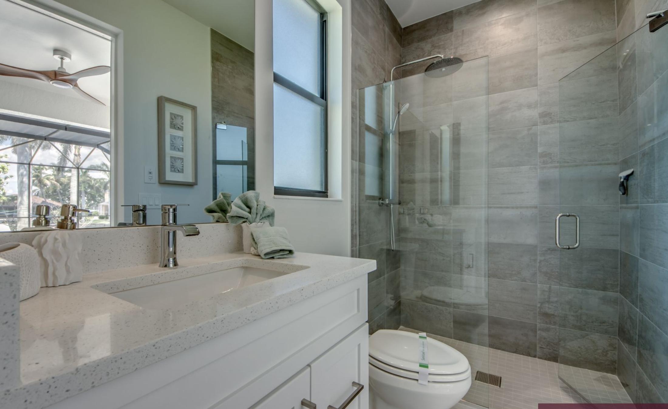 Pooldeck mit beheiztem Pool und Spa am Wasser, privates Bootsdock mit Lift.