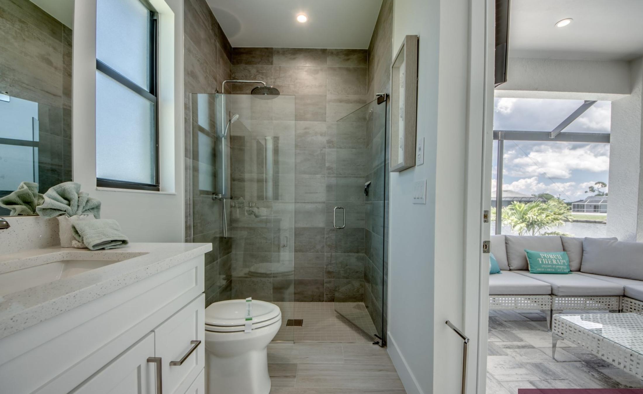 Pooldeck mit beheiztem Pool und Spa am Wasser, privates Dock mit Bootslift.