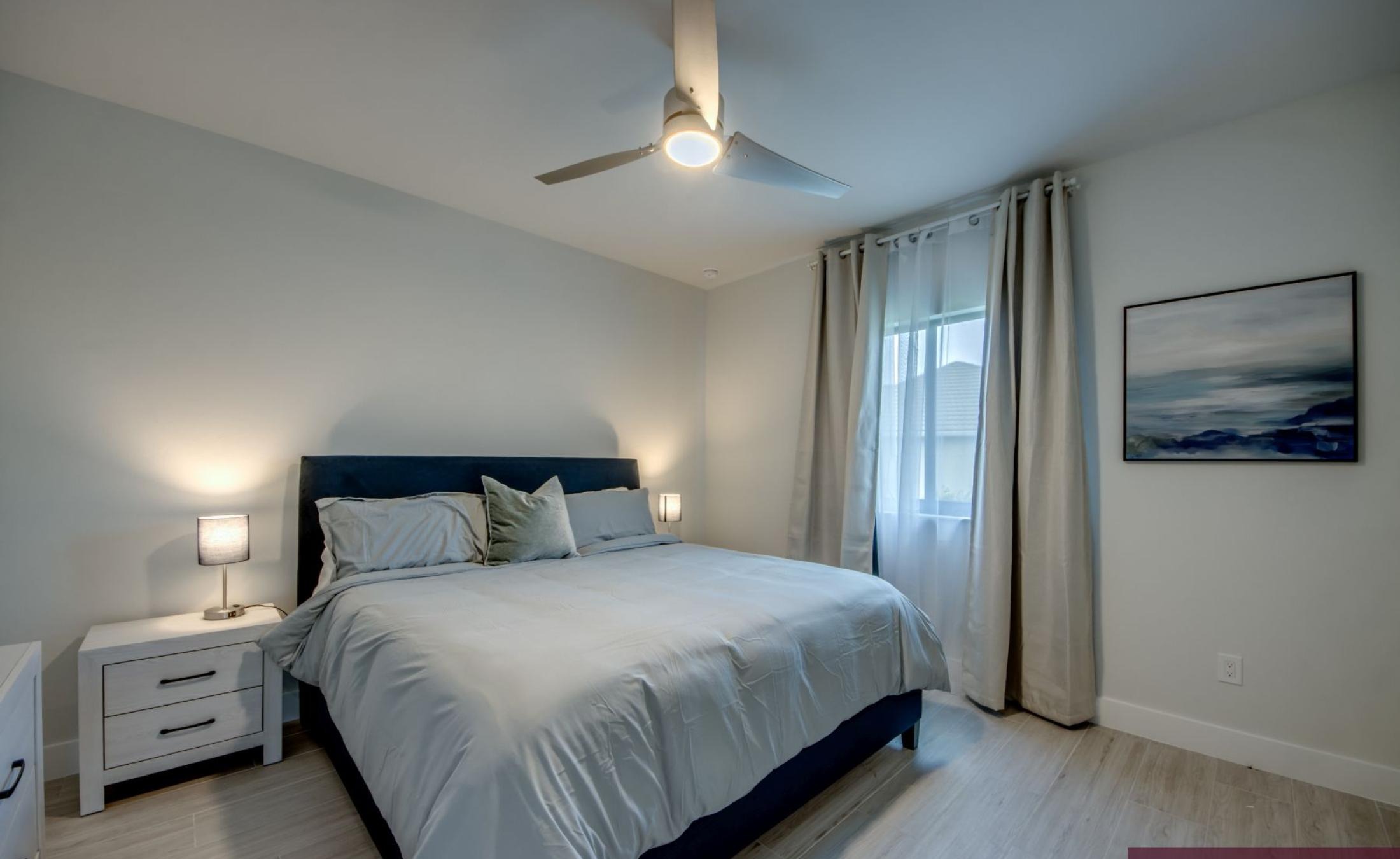 Pooldeck mit Blick auf den Kanal, privatem Dock und Bootslift.