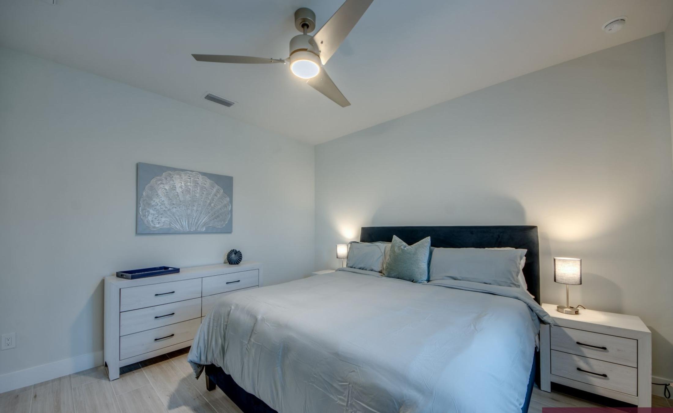 Pooldeck mit beheiztem Pool und Spa am Wasser, privates Dock mit Bootslift.