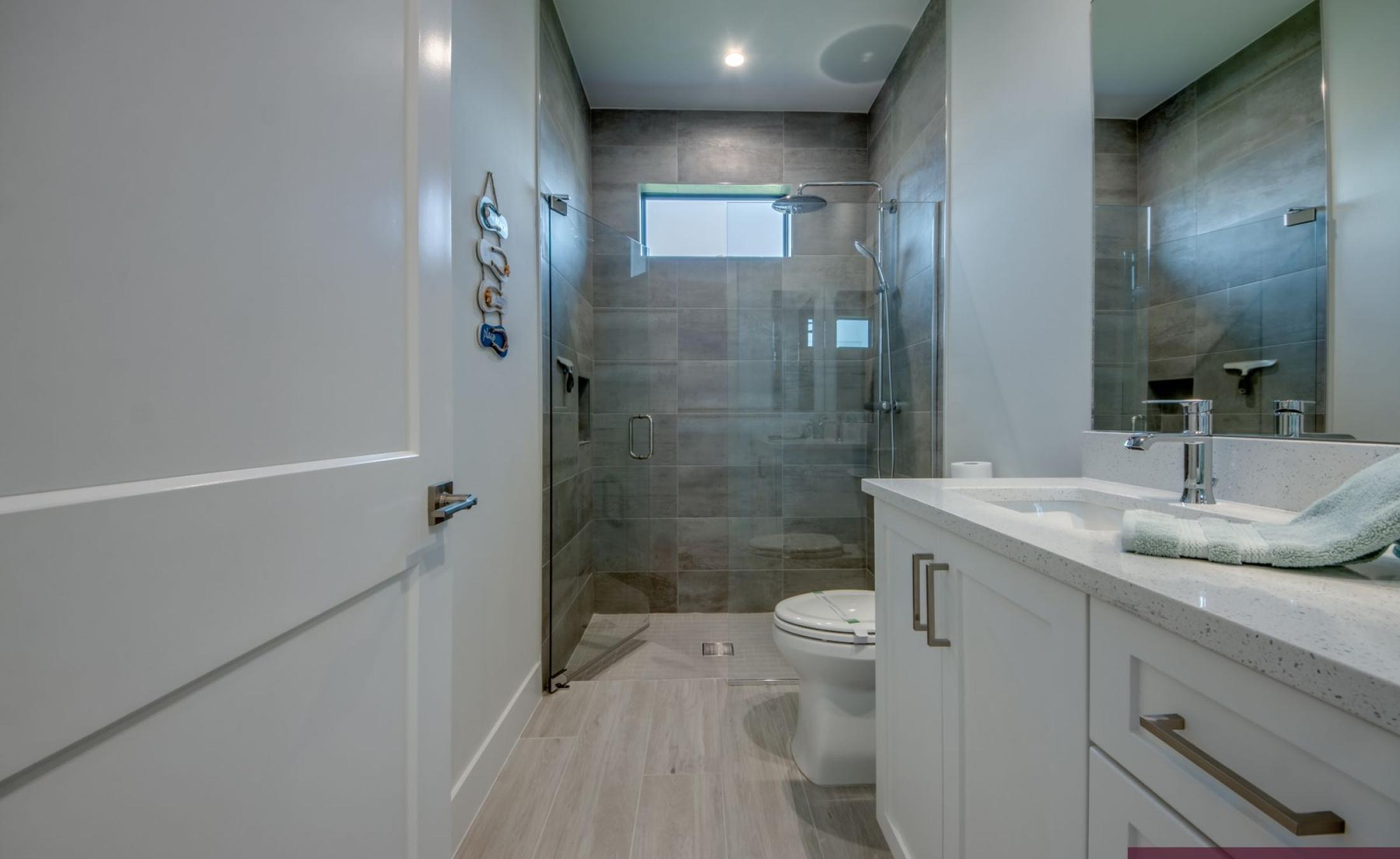 Pooldeck mit beheiztem Pool und Spa am Wasser mit privatem Bootsdock und Bootslift.