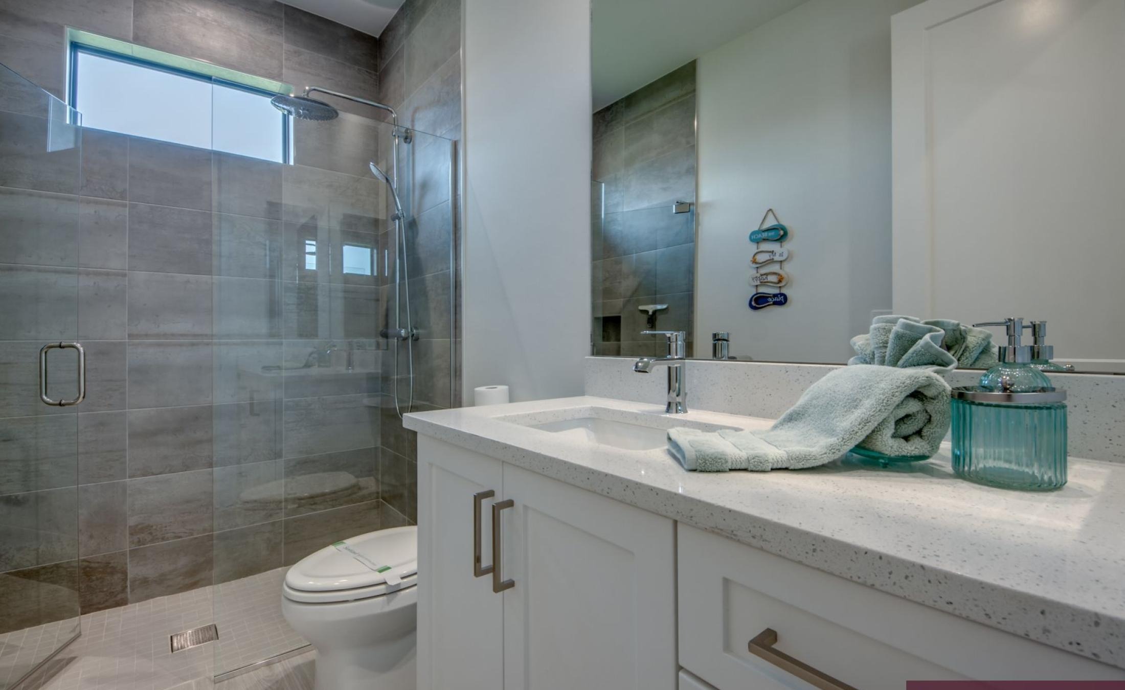 Pooldeck am Wasser mit privatem Bootsdock und Bootslift bei Sonnenuntergang.