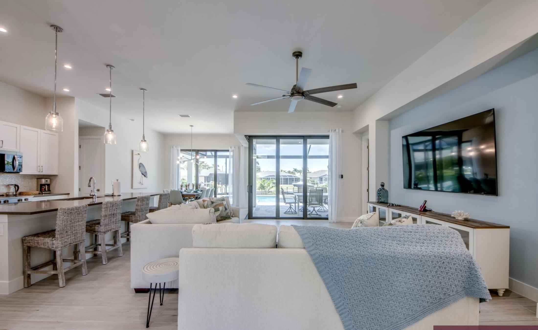 Pooldeck mit beheiztem Pool und Spa am Wasser, mit privatem Bootsdock.