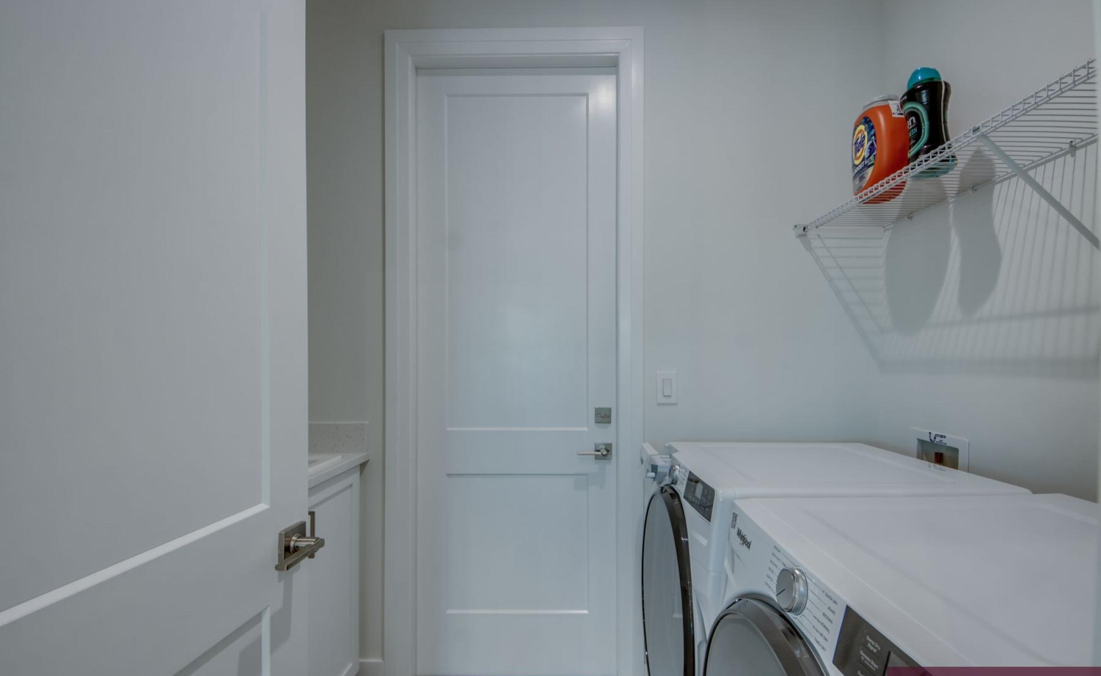 Pooldeck mit beheiztem Pool und Spa am Wasser, privates Dock mit Bootslift.