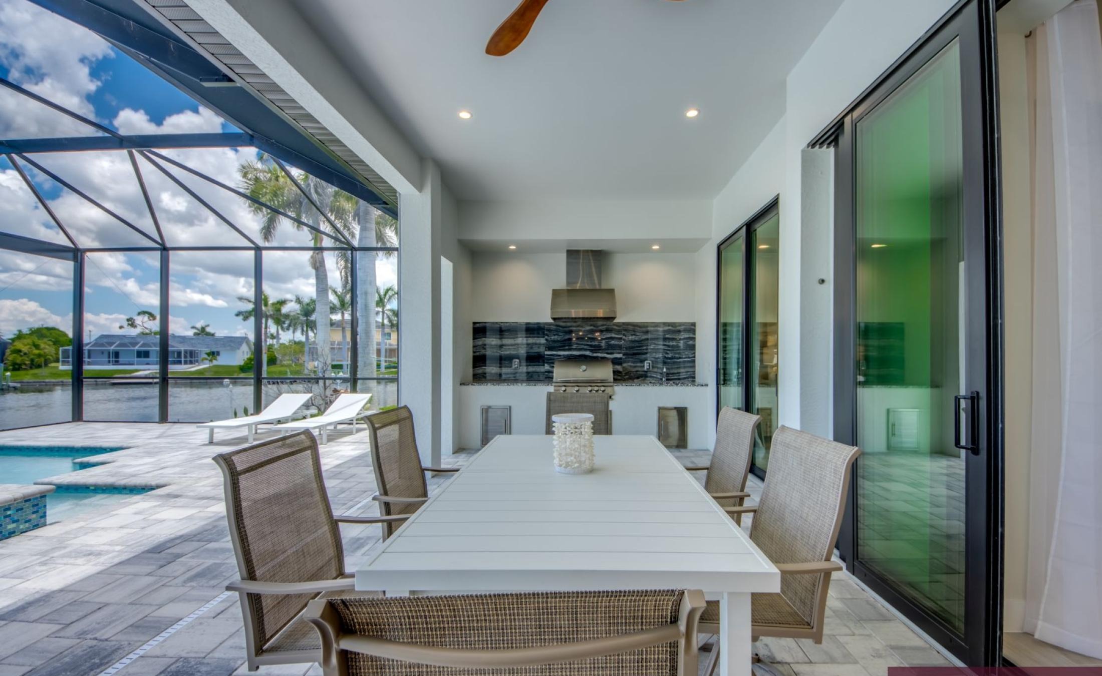 Pooldeck mit beheiztem Pool und Spa am Wasser, privates Dock mit Bootslift.