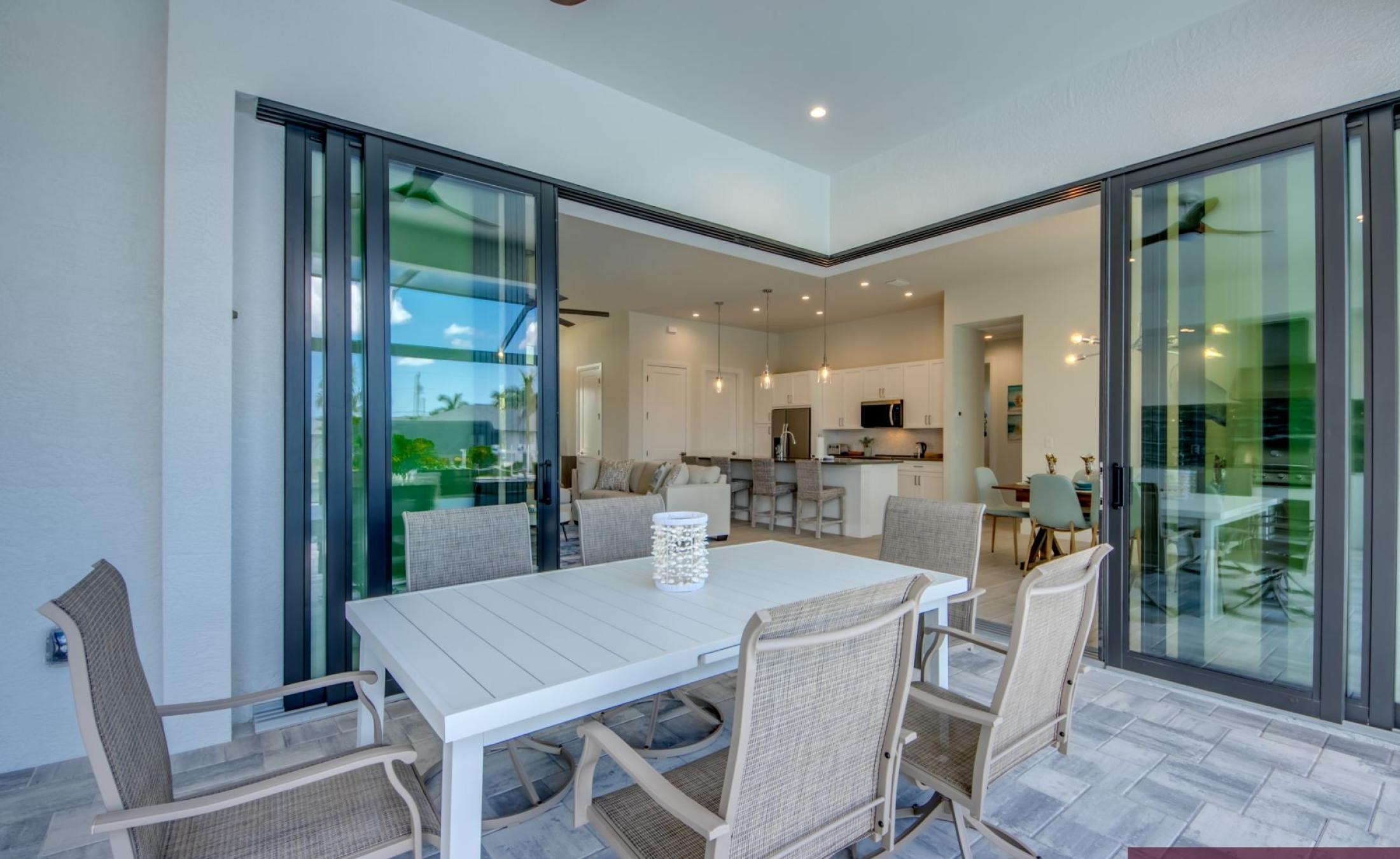 Pooldeck mit beheiztem Pool, Spa und Blick auf den Kanal mit privatem Bootsdock.