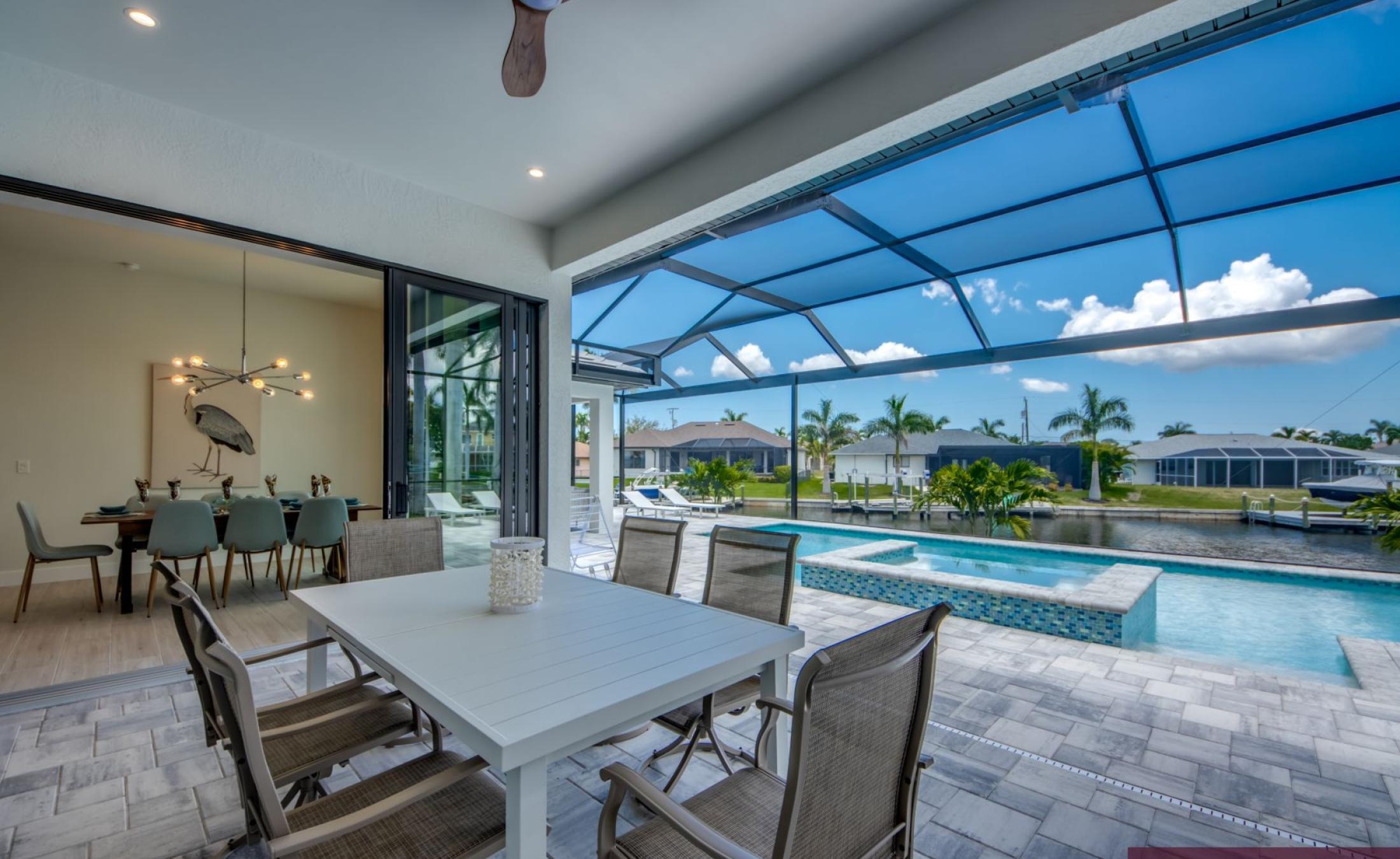 Pooldeck mit beheiztem Pool und Spa am Wasser mit privatem Bootsdock und Bootslift.