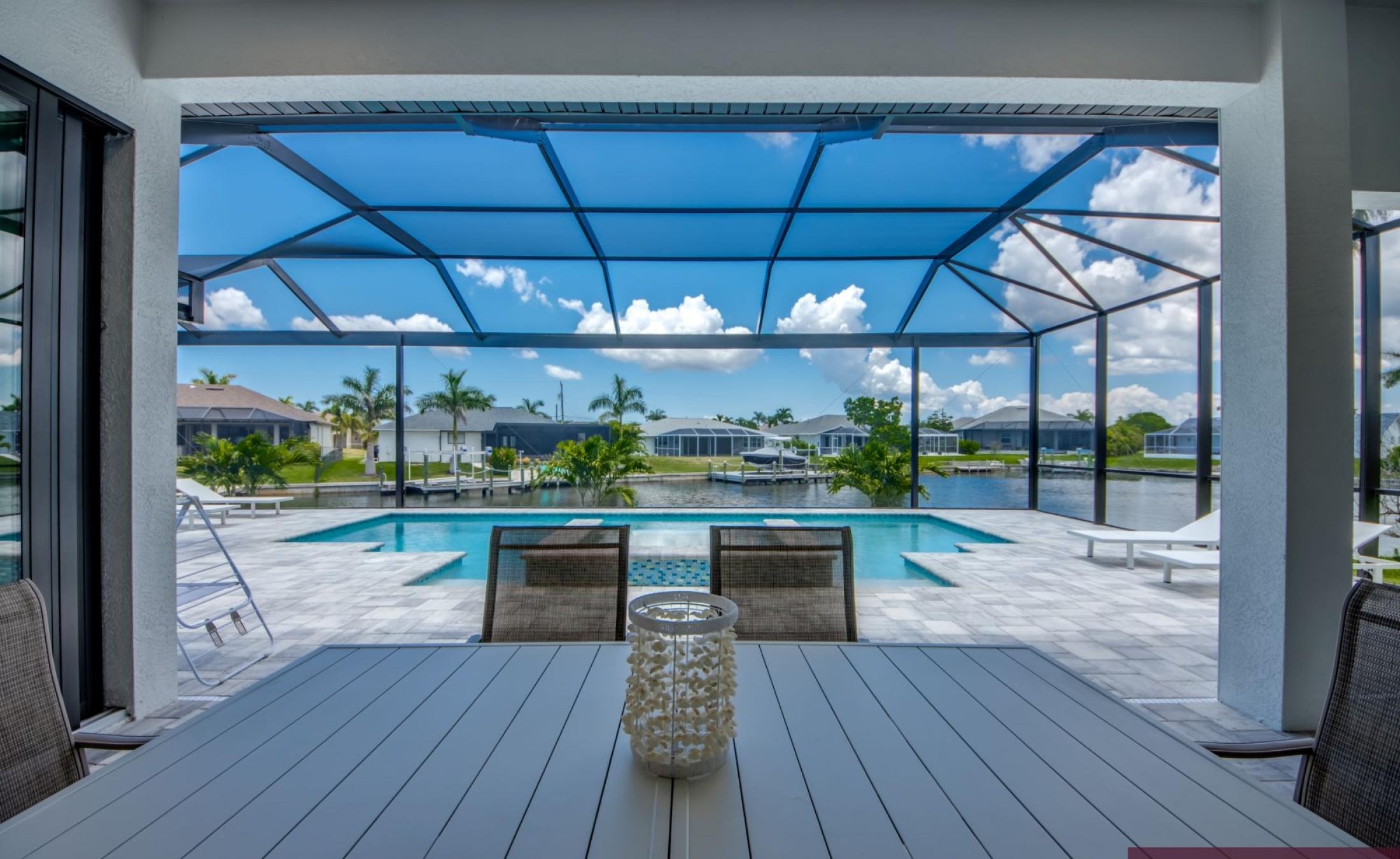 Pooldeck mit beheiztem Pool und Spa am Wasser mit privatem Bootsdock.