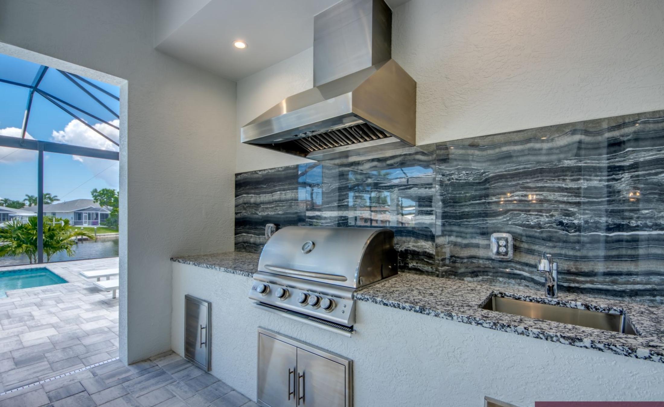 Pooldeck mit beheiztem Pool und Spa am Wasser, privates Dock mit Bootslift.