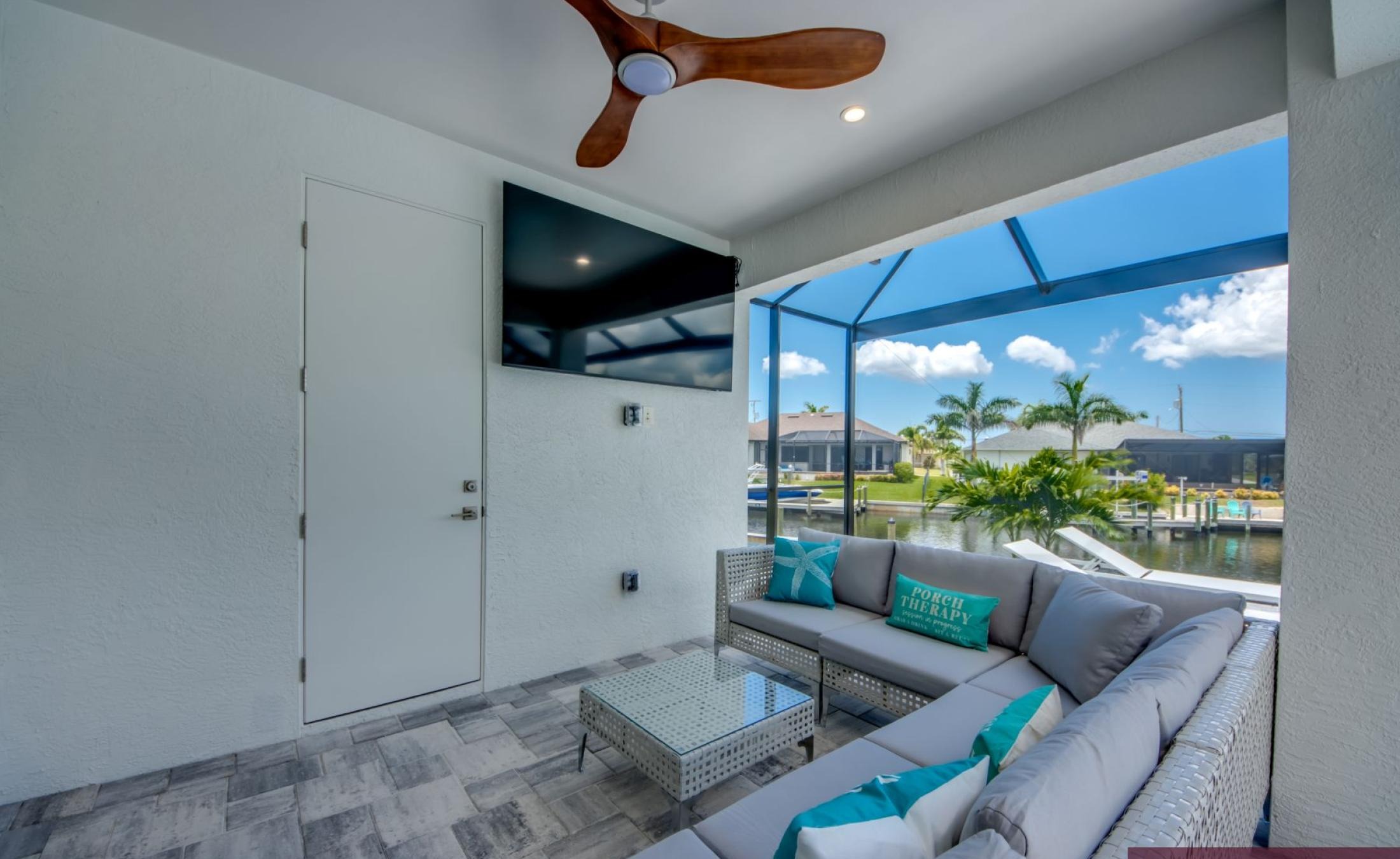 Pooldeck am Wasser mit privatem Bootsdock und Bootslift bei Sonnenuntergang.