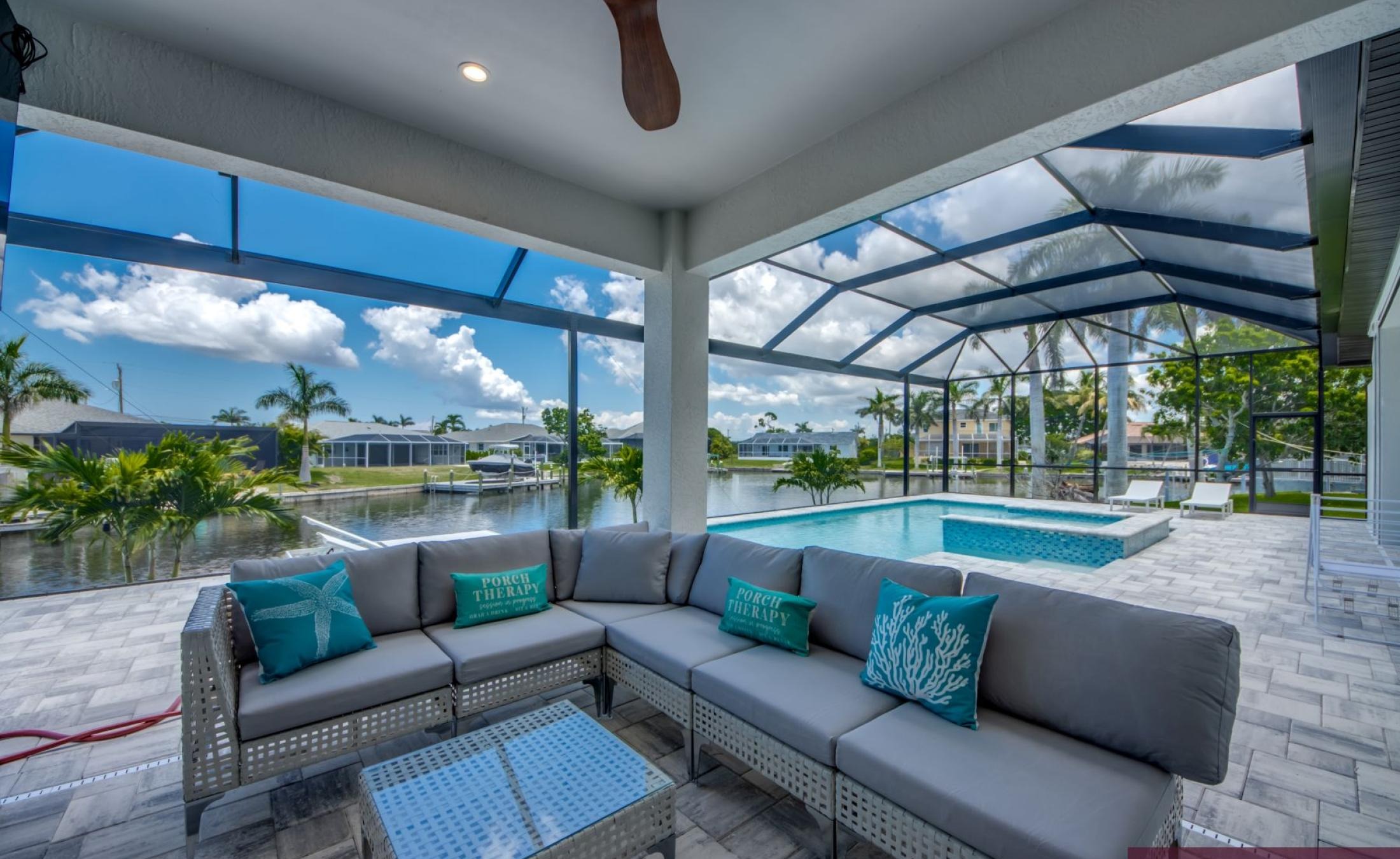 Pooldeck mit beheiztem Pool und Spa am Wasser mit privatem Bootsdock und Lift.