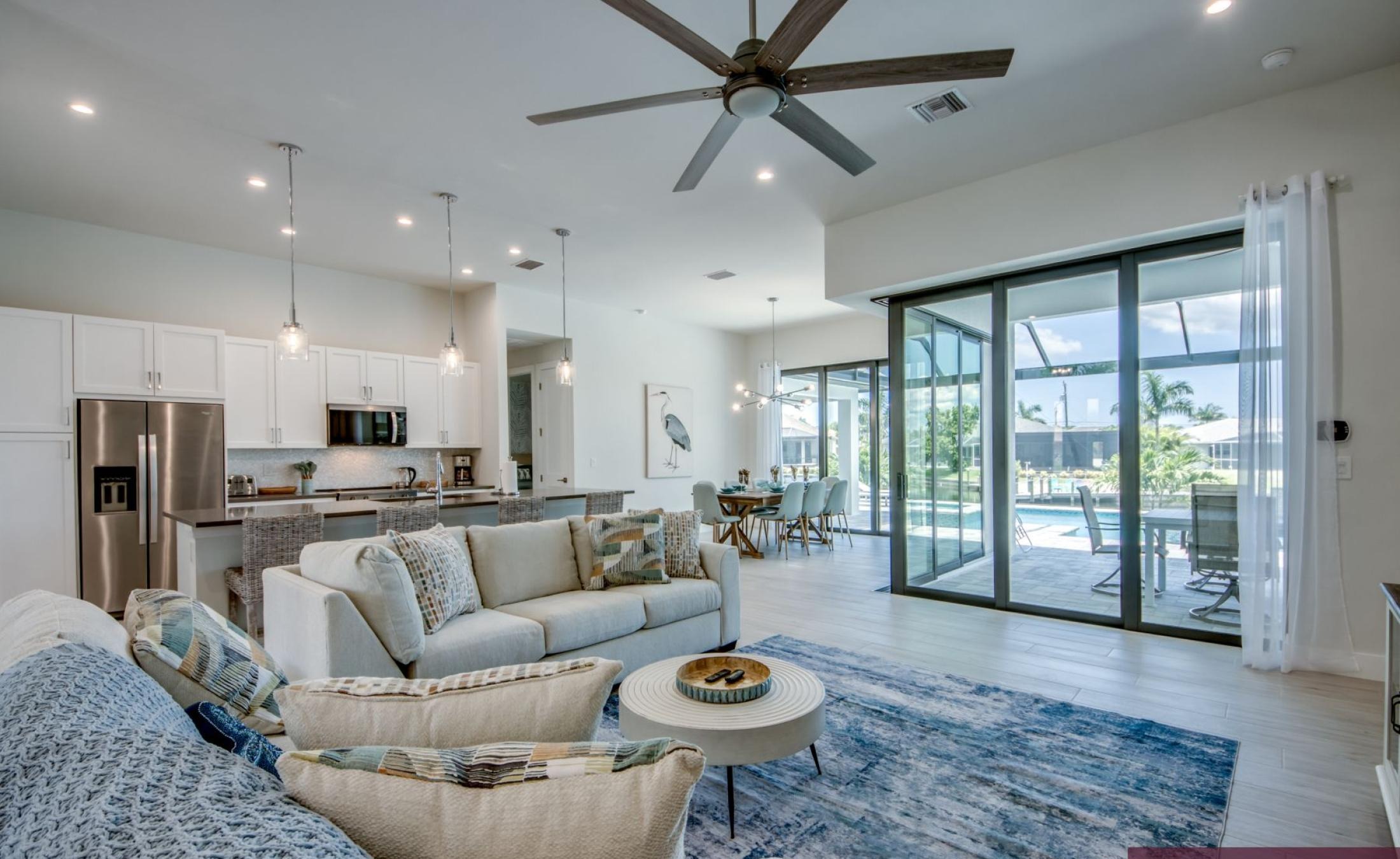 Moderner Poolbereich mit Spa und Blick auf den Wasserkanal.
