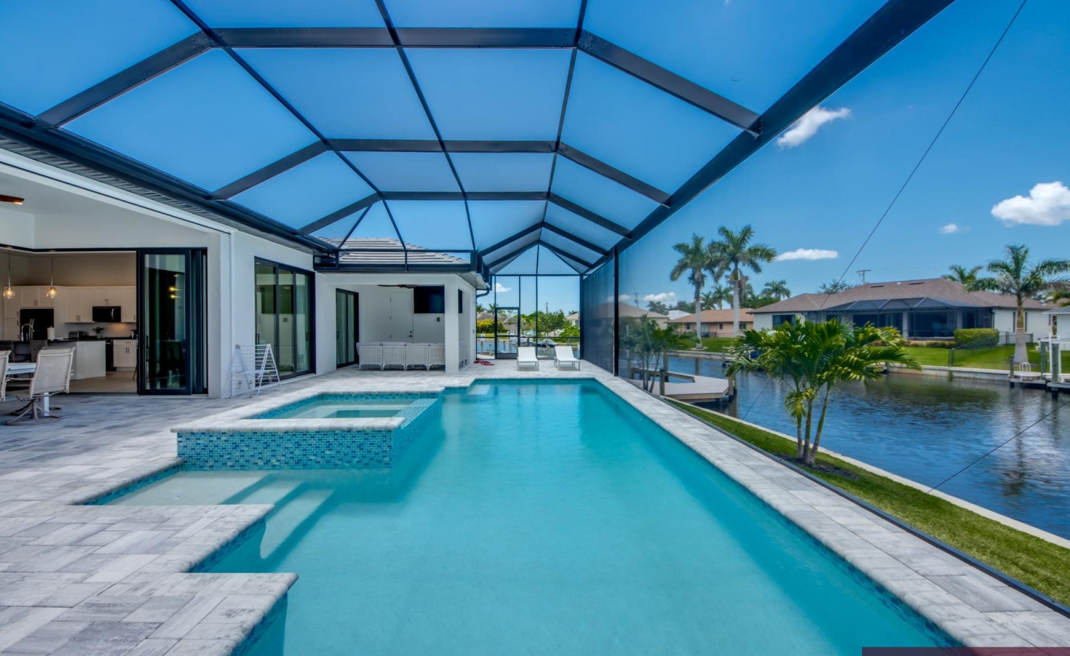 Pooldeck mit beheiztem Pool und Spa am Wasser, privates Dock mit Bootslift.