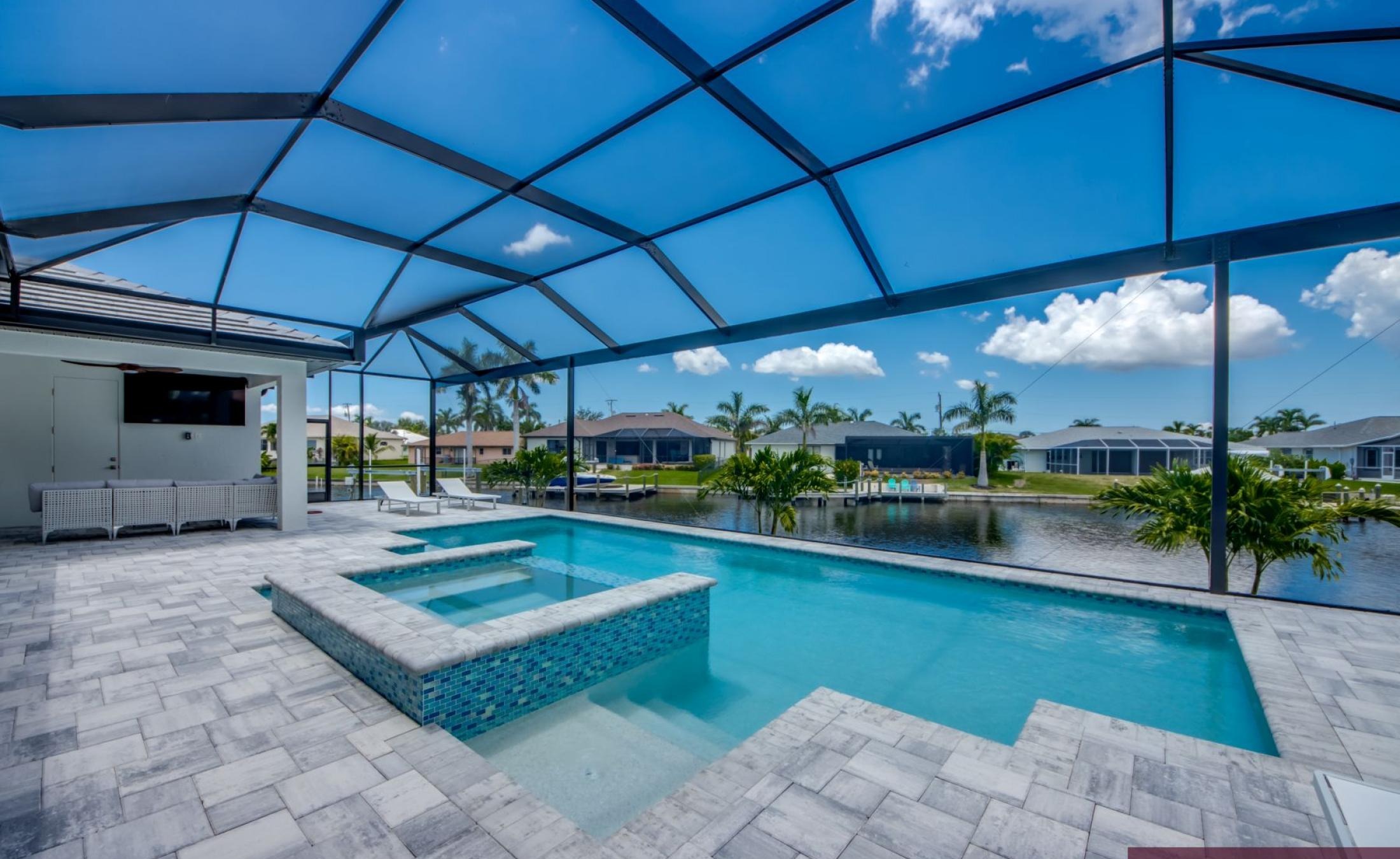 Pooldeck mit beheiztem Pool und Spa am Wasser, mit privatem Bootsdock und Bootslift.