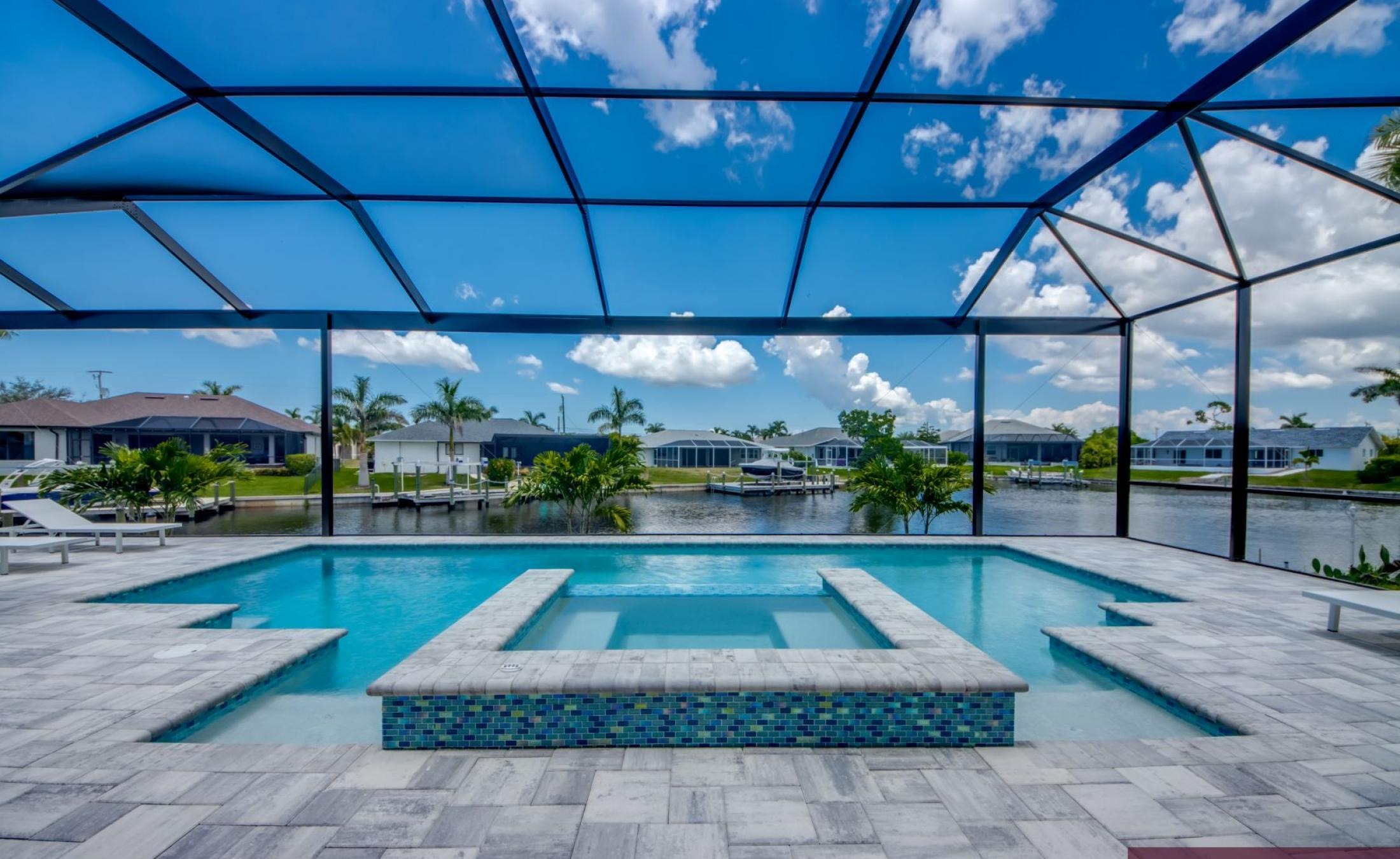 Pooldeck mit beheiztem Pool und Spa am Wasser, privates Bootsdock mit Lift.