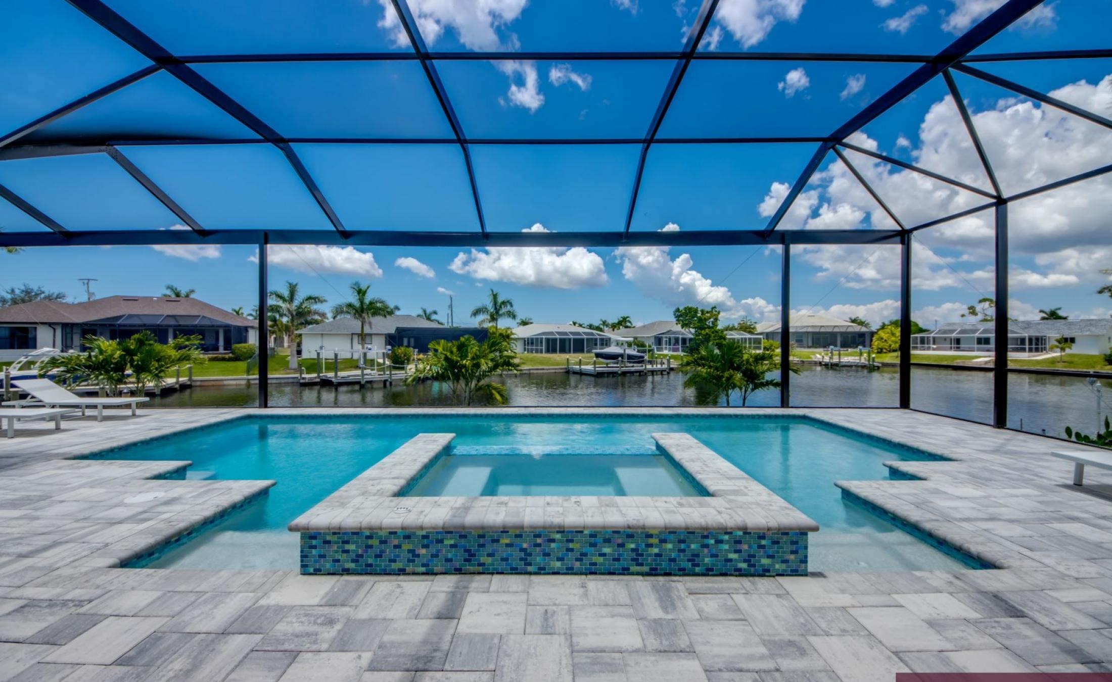 Privates Bootsdock mit Bootslift am Kanal.