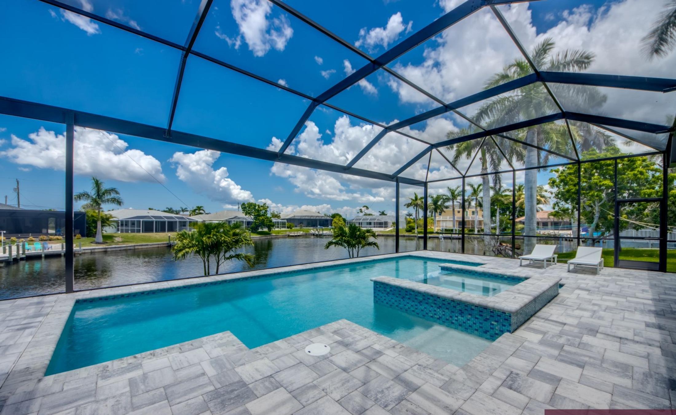 Privates Bootsdock mit Bootslift am Kanal bei Sonnenuntergang.