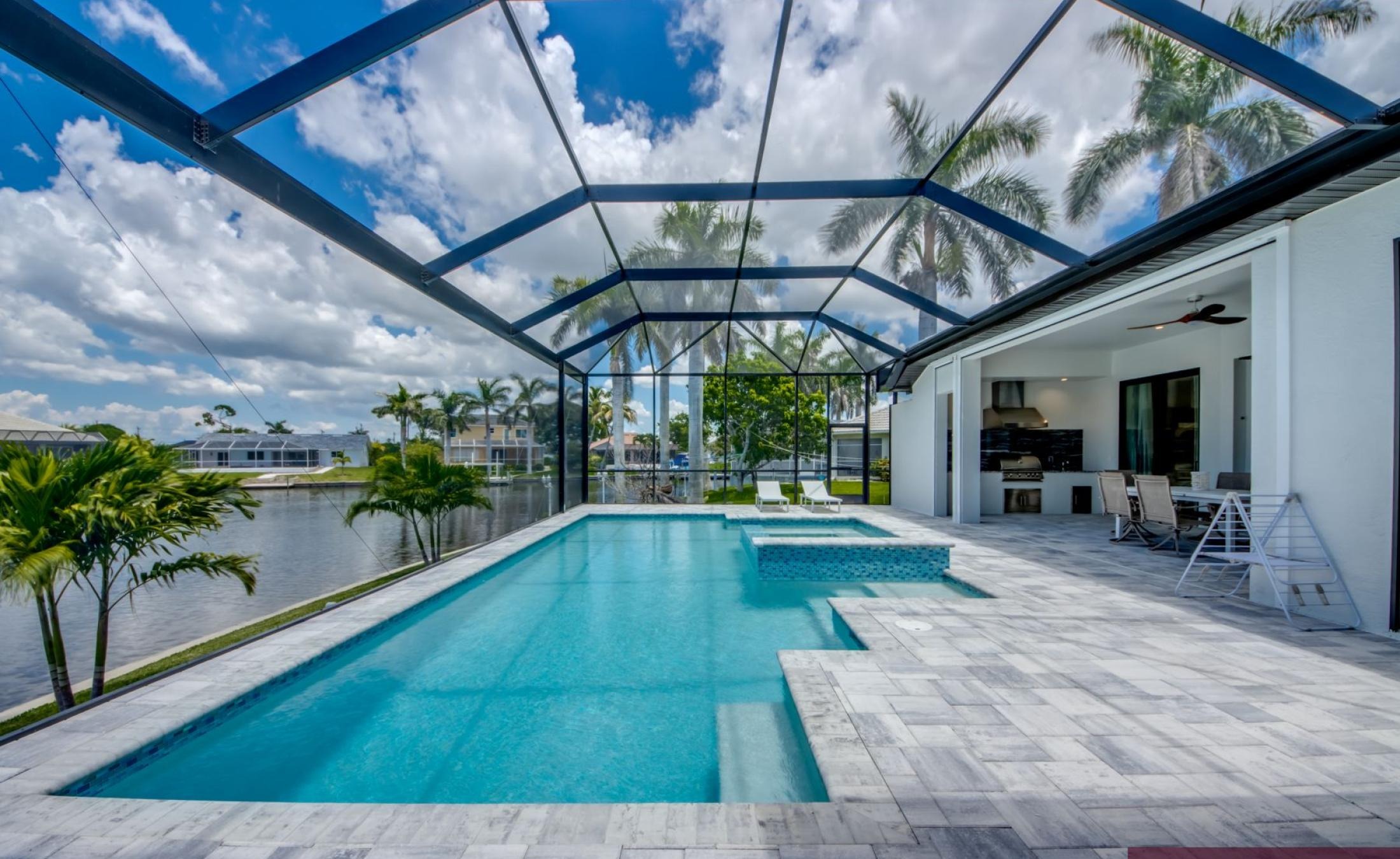 Pooldeck mit beheiztem Pool und Spa am Wasser mit privatem Bootsdock und Bootslift.