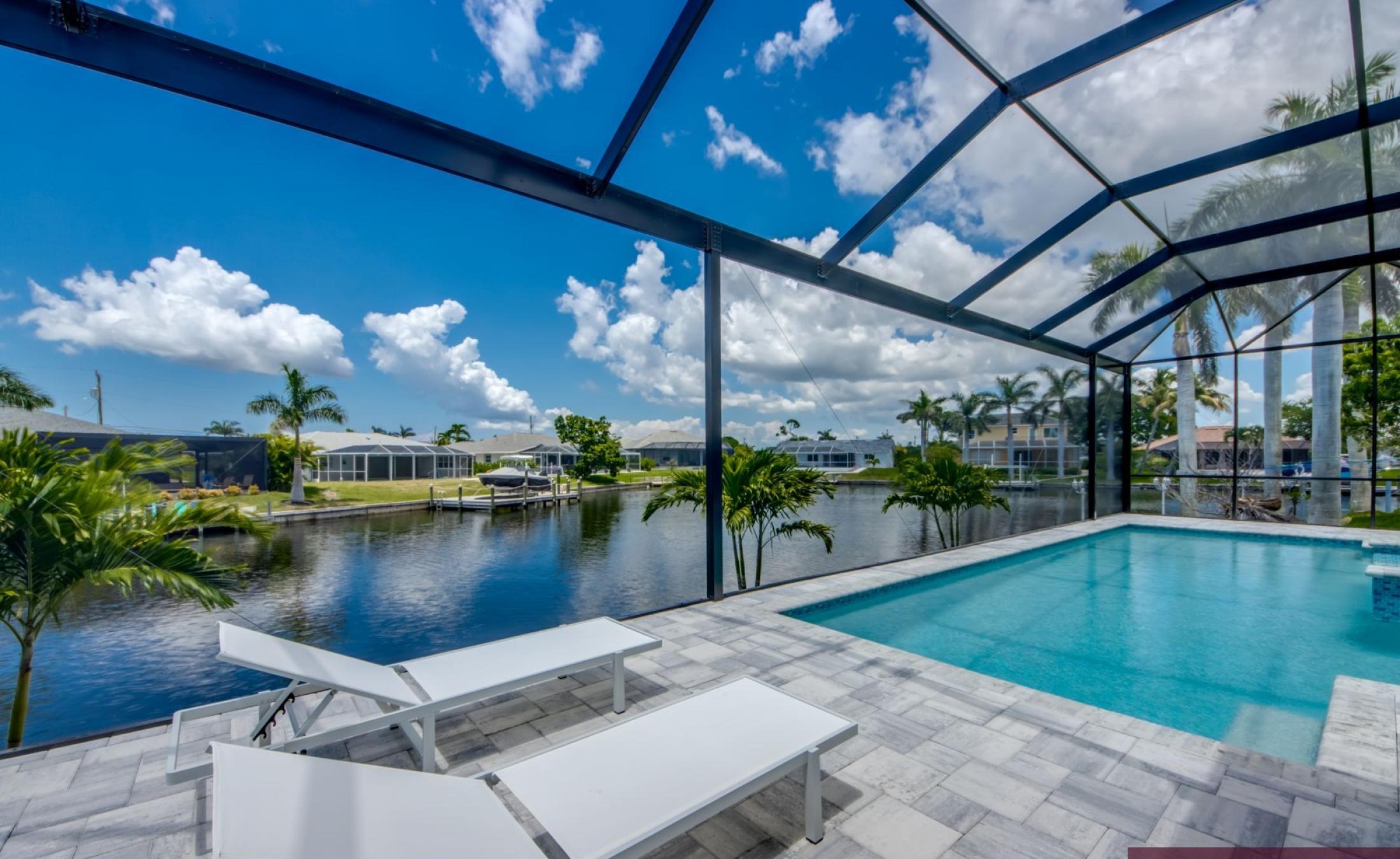 Privates Bootsdock mit Bootslift am Kanal bei Sonnenuntergang.