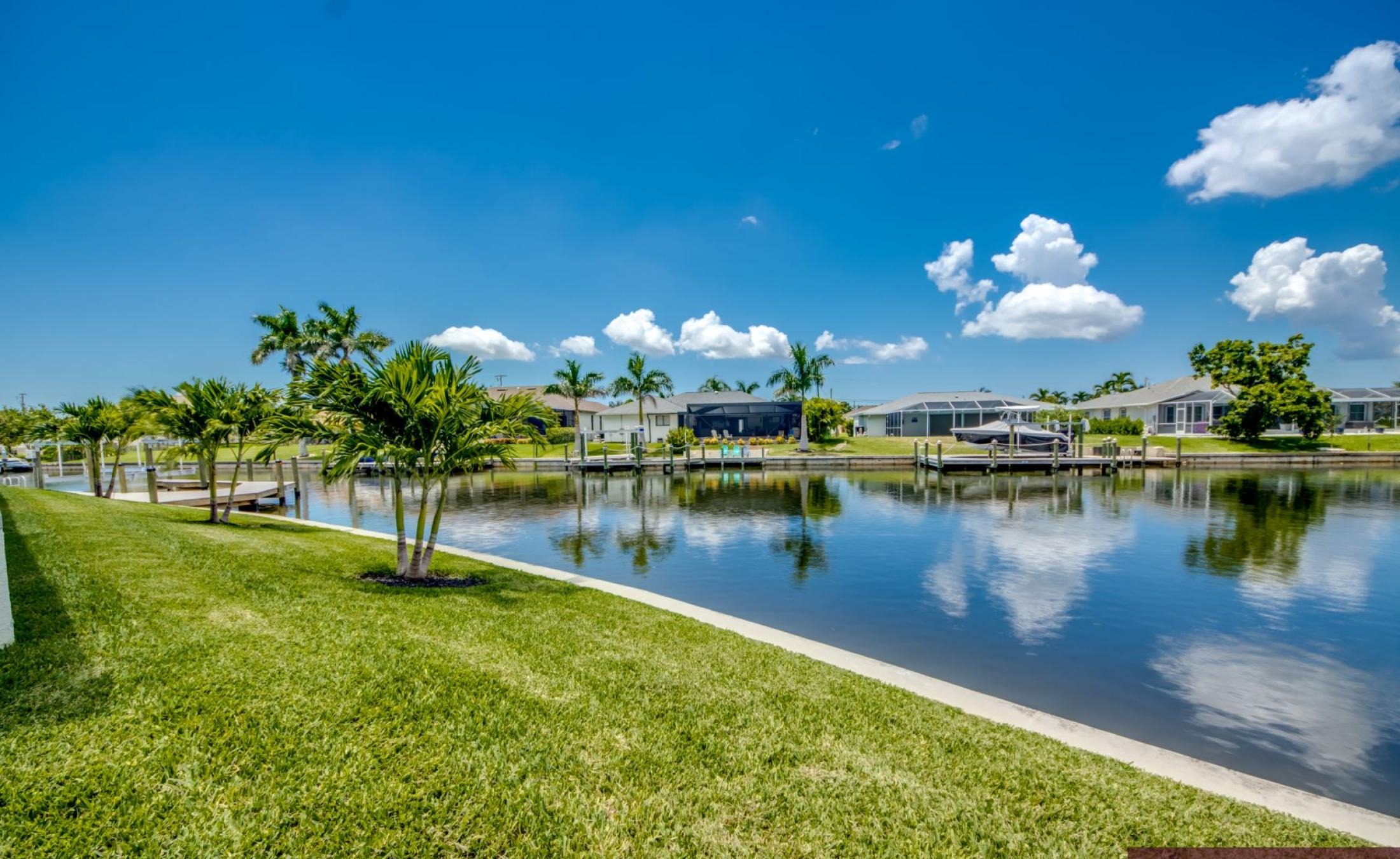 Pooldeck am Wasser mit beheiztem Pool, Spa und privatem Bootsdock mit Lift.