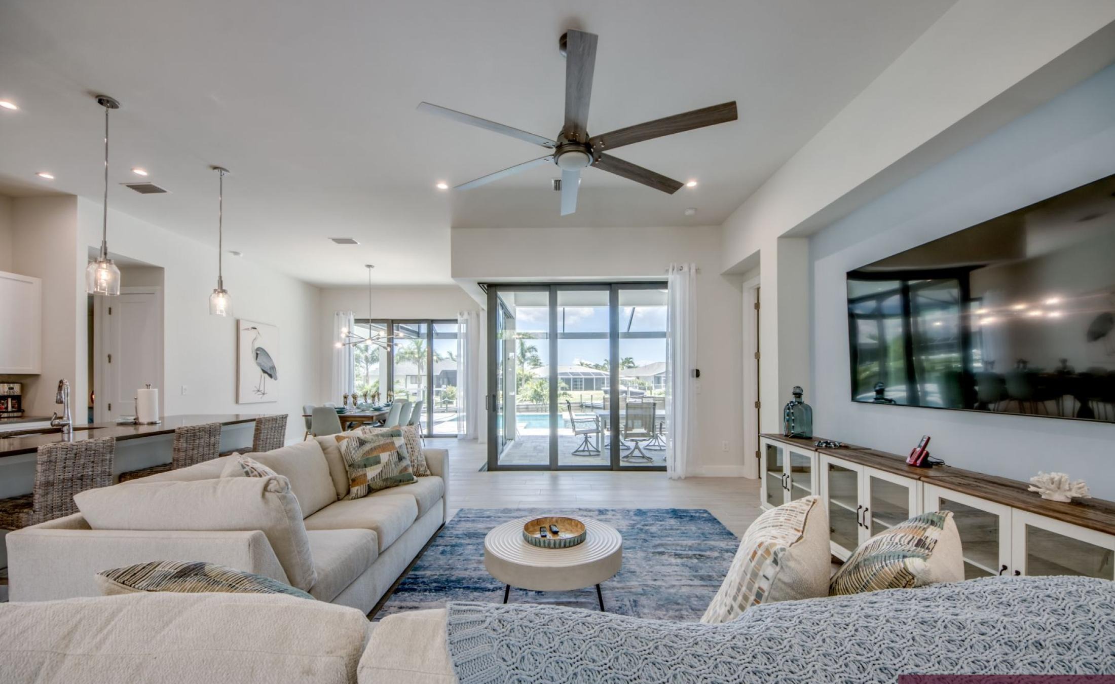 Privates Bootsdock mit Bootslift am Wasser.