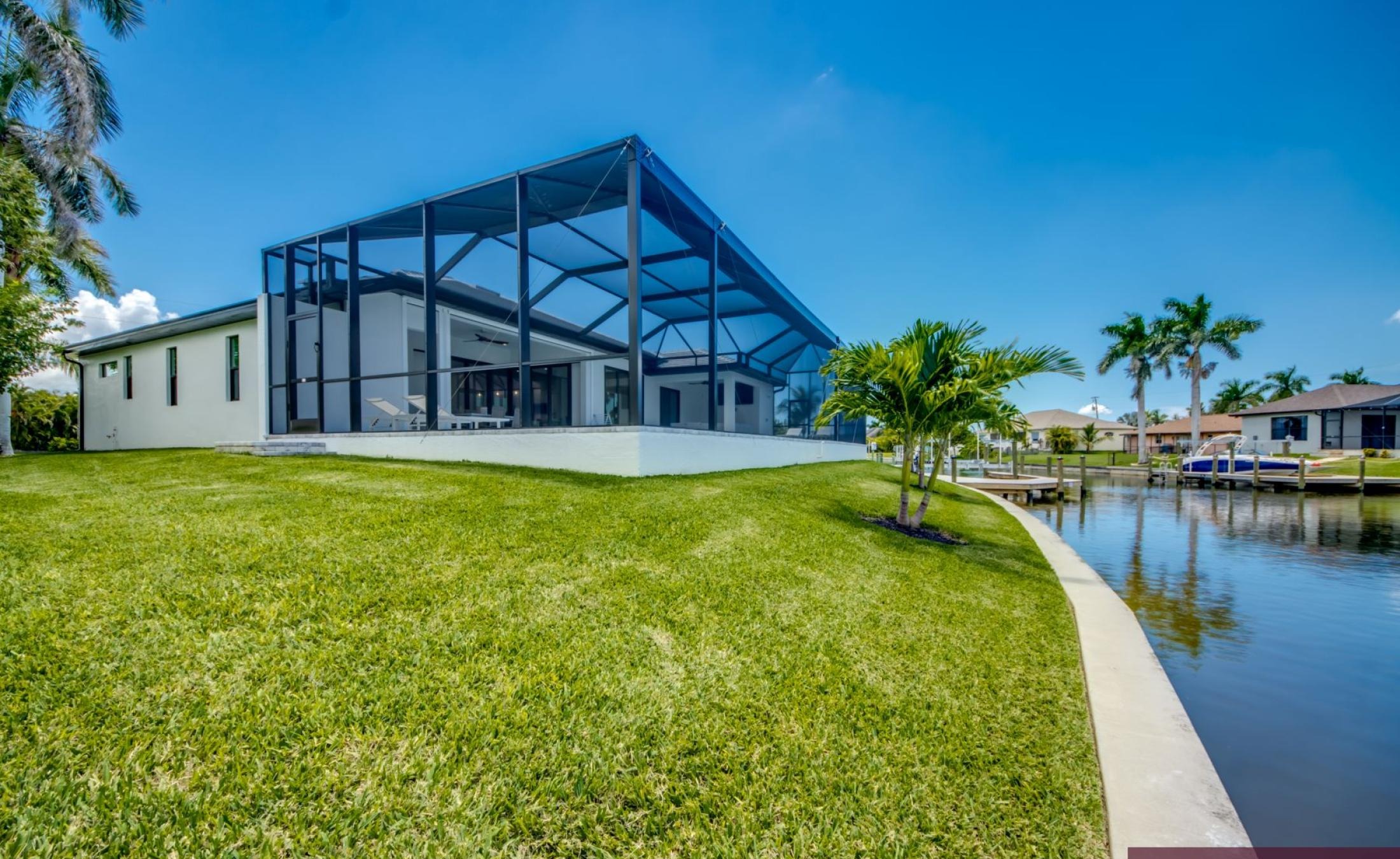 Pooldeck mit beheiztem Pool und Spa am Kanal mit privatem Bootsdock.