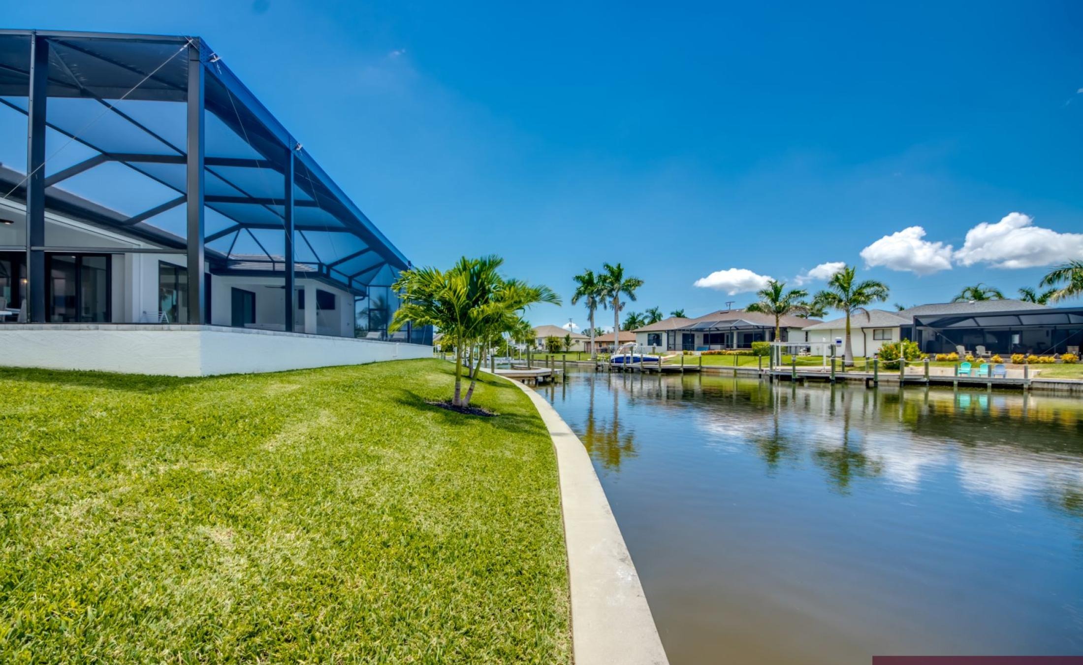 Pooldeck am Wasser mit privatem Bootsdock und Bootslift bei Sonnenuntergang.