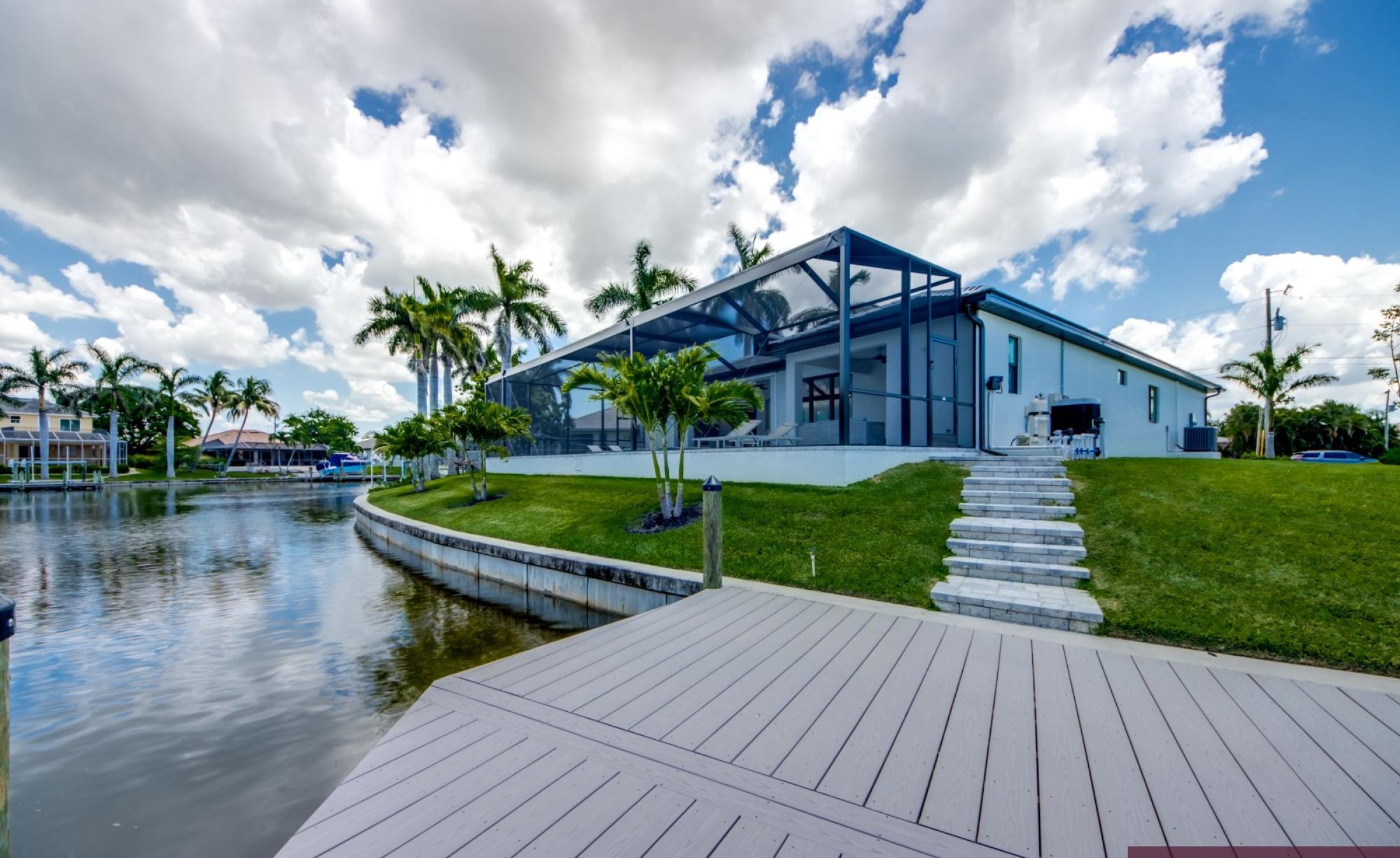 Pooldeck mit Blick auf den Kanal, privatem Bootsdock und Bootslift.