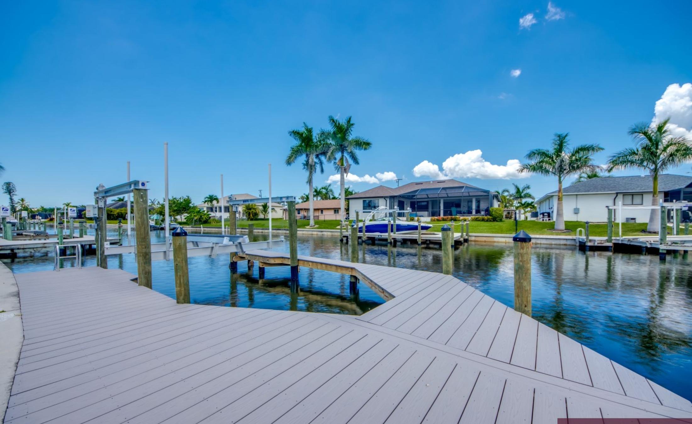 Privates Bootsdock mit Bootslift am Kanal (Gulf Access).