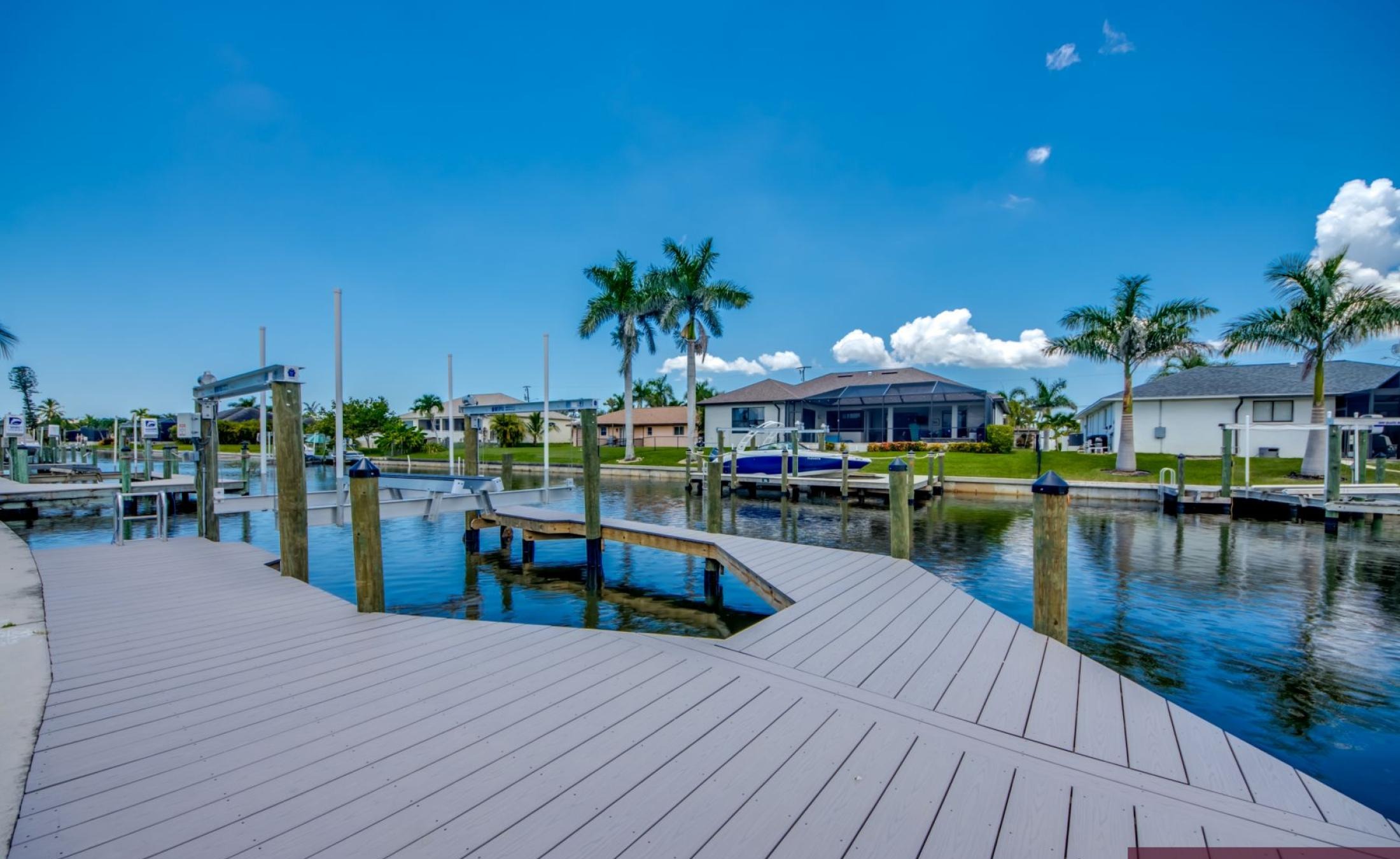 Privates Bootsdock mit Bootslift am Wasser.