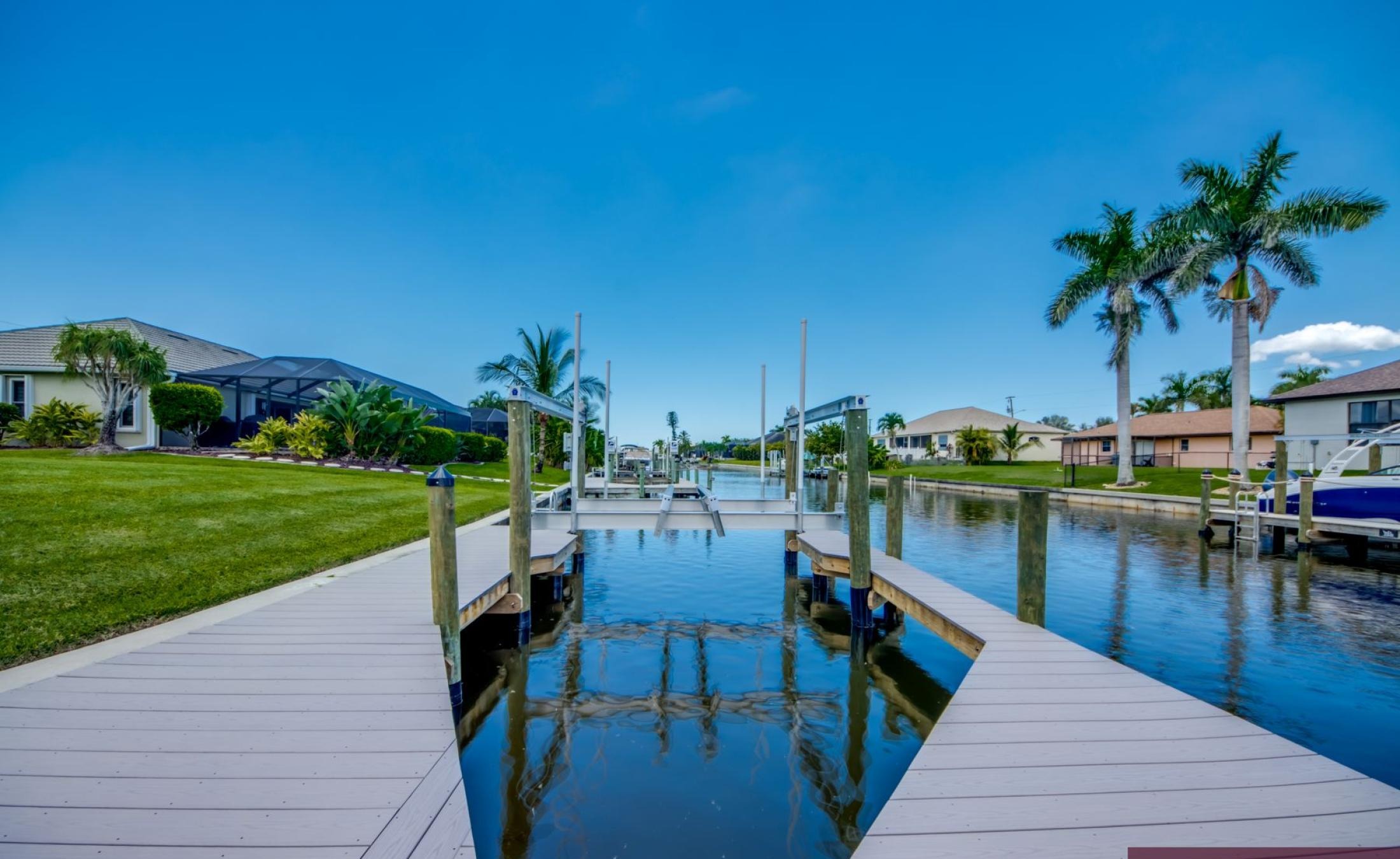 Pooldeck mit beheiztem Pool und Spa am Wasser, mit privatem Bootsdock und Bootslift.