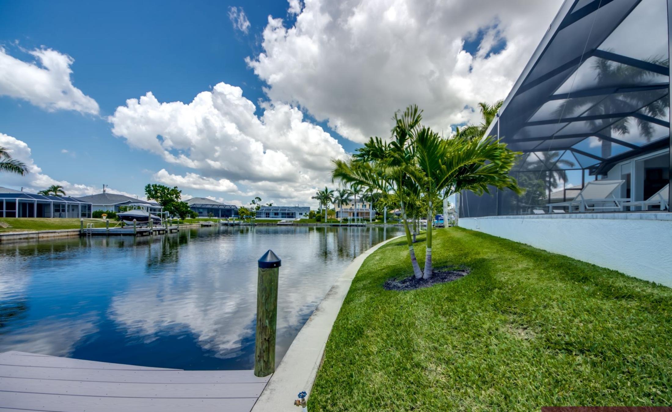 Pooldeck am Wasser mit privatem Bootsdock und Bootslift bei Sonnenuntergang.