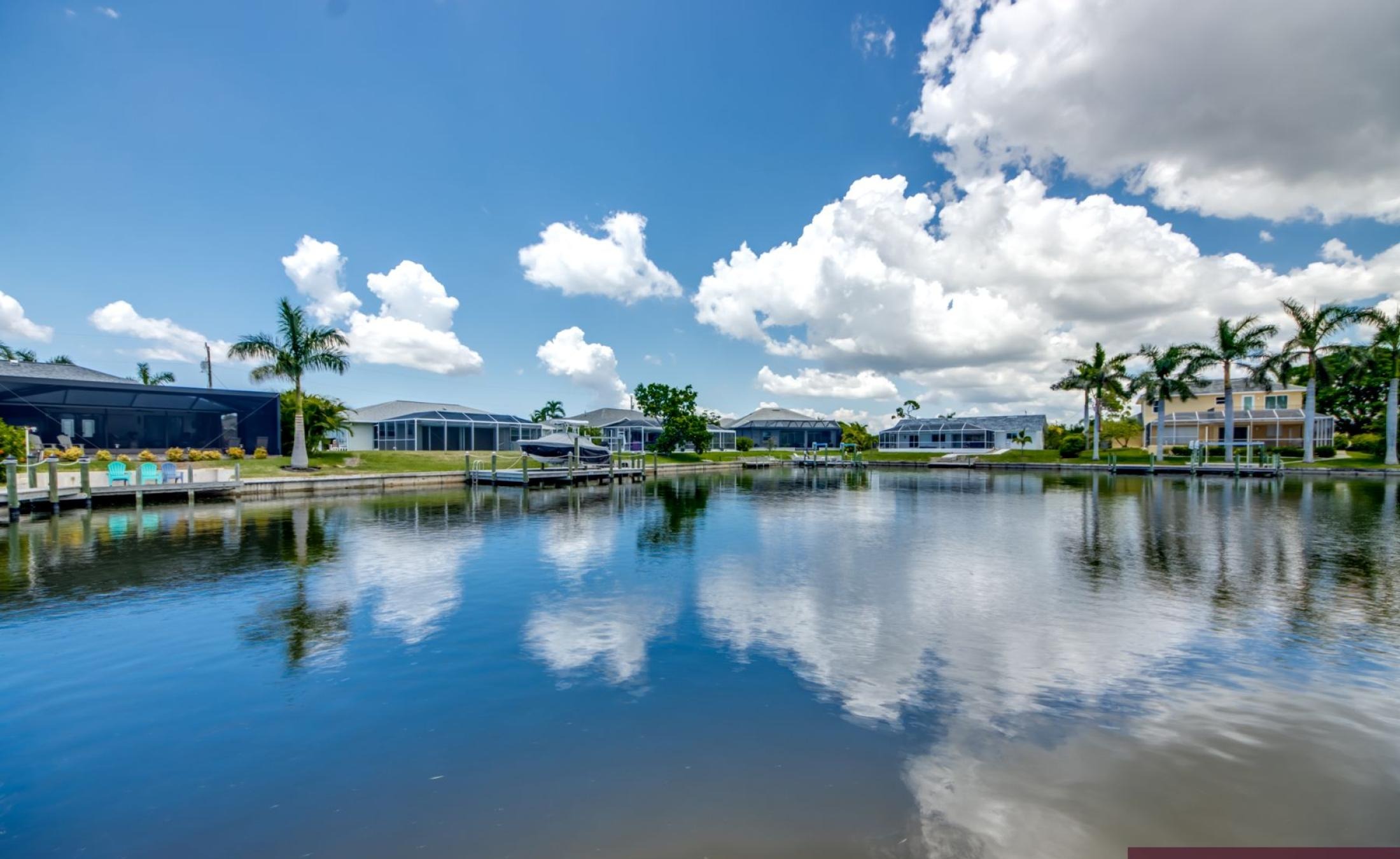 Pooldeck mit beheiztem Pool und Spa am Wasser, privates Dock mit Bootslift.