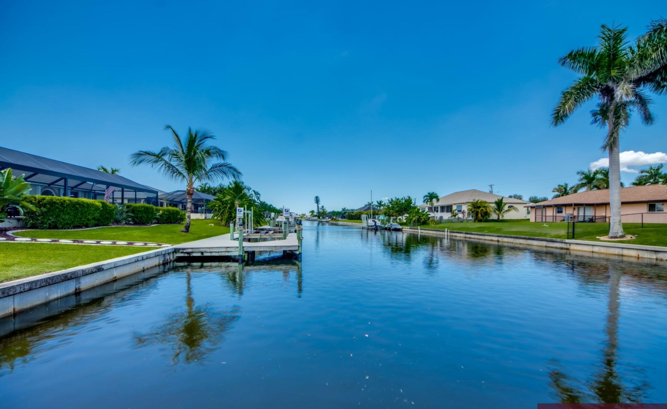 Pooldeck mit beheiztem Pool und Spa am Wasser mit privatem Bootsdock.