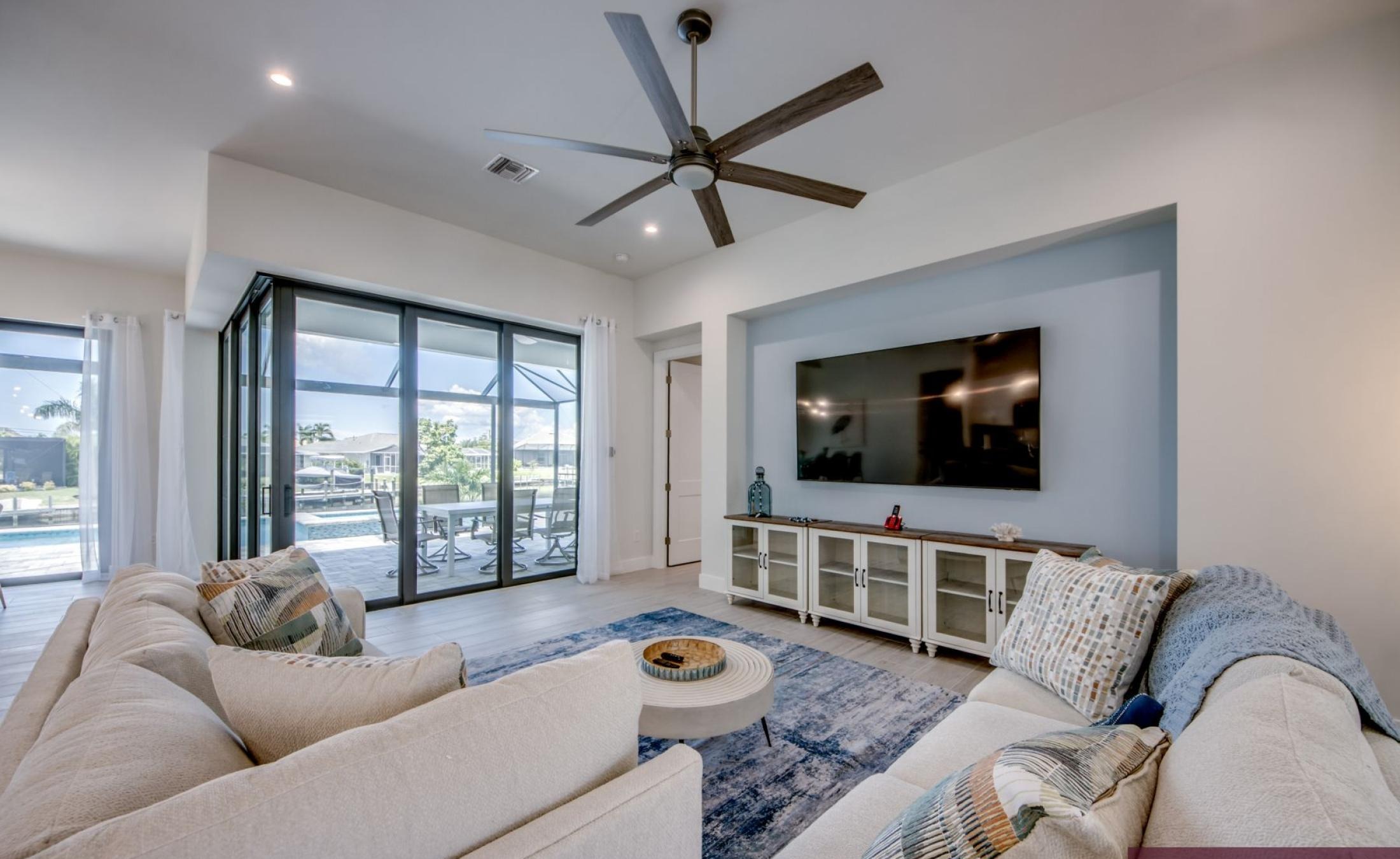 Pooldeck mit beheiztem Pool und Spa am Wasser, privates Bootsdock mit Lift.